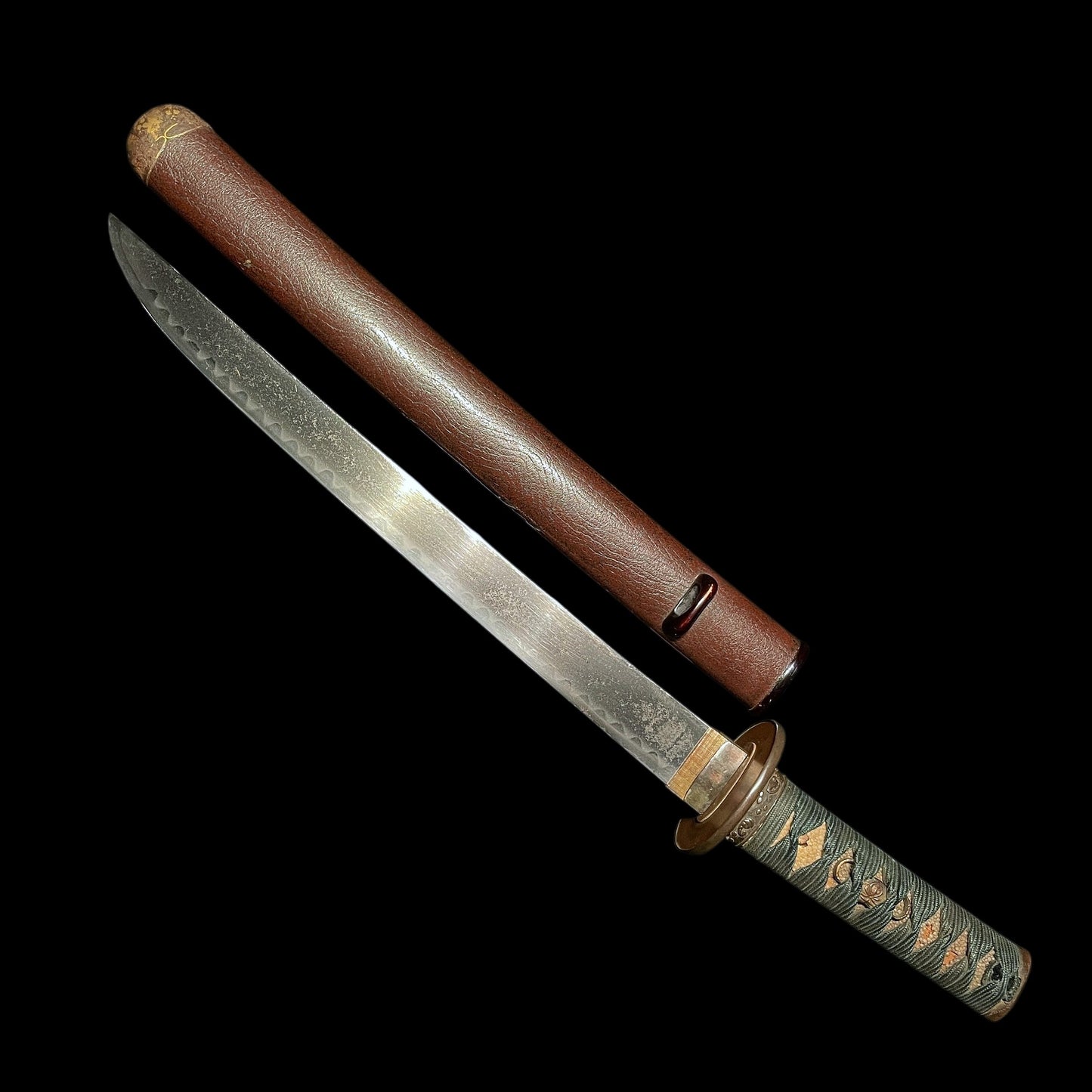 Red Sunnobi-Tanto 寸延短刀, with Kozuka, Large Kojiri, Edo period mumei