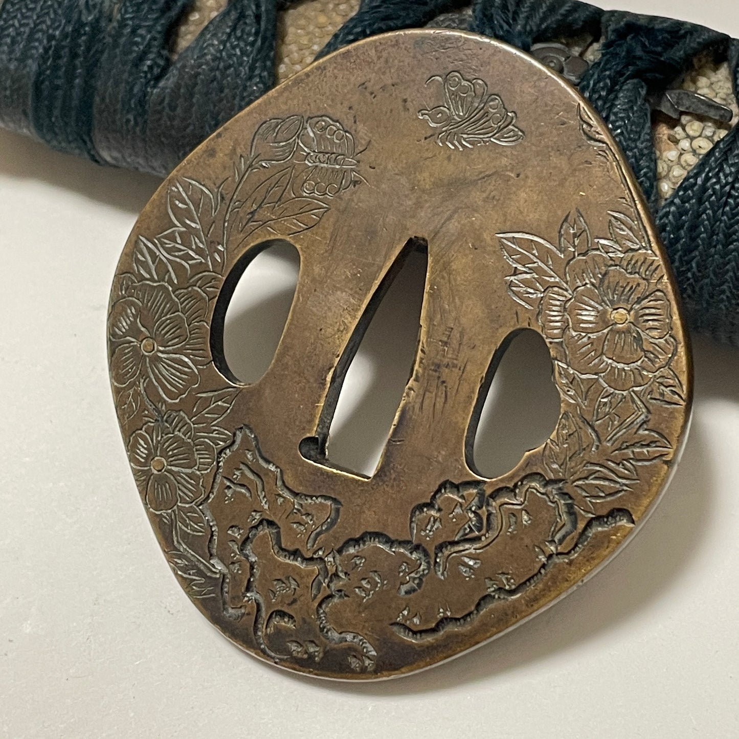Dragon Fuchikashira, Bishuosa 1470s 備州長 文明二年 signed Long Wakizashi, Brass Tsuba