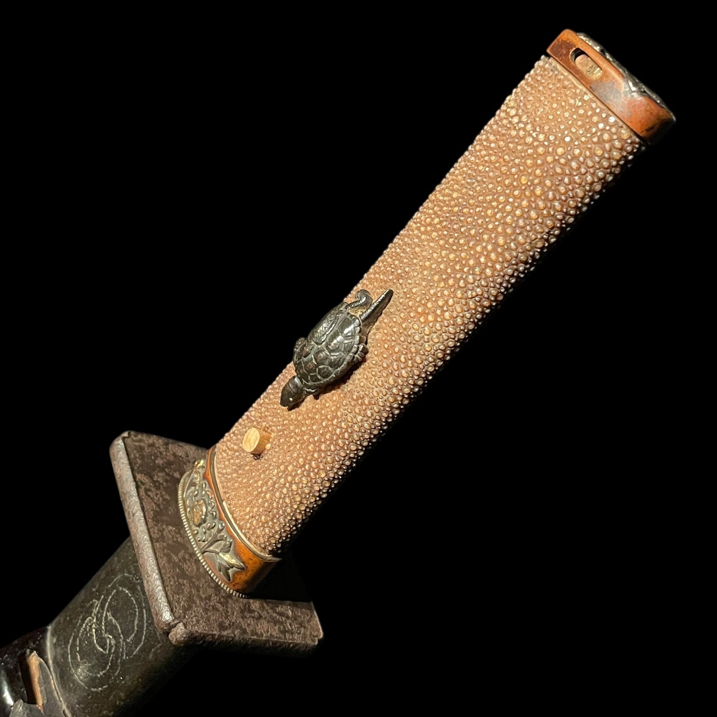 Turtle Menuki Yoroidoshi Tanto, Masamehada 柾目肌 Thick Blade, Edo period mumei