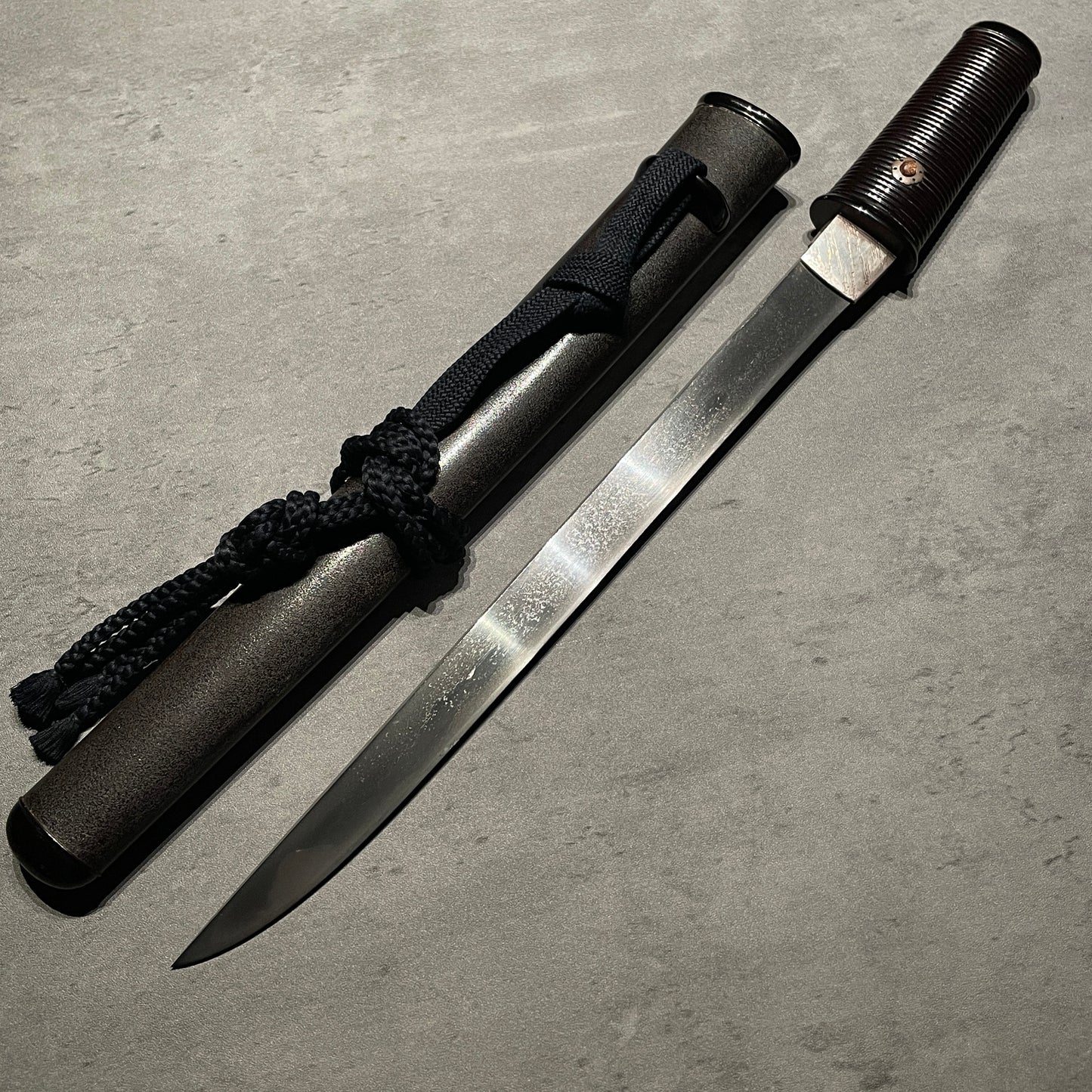 Aikuchi Style TANTO, Bishuosafune Yasumitsu 備州長船康光 signed, Early Muromachi period