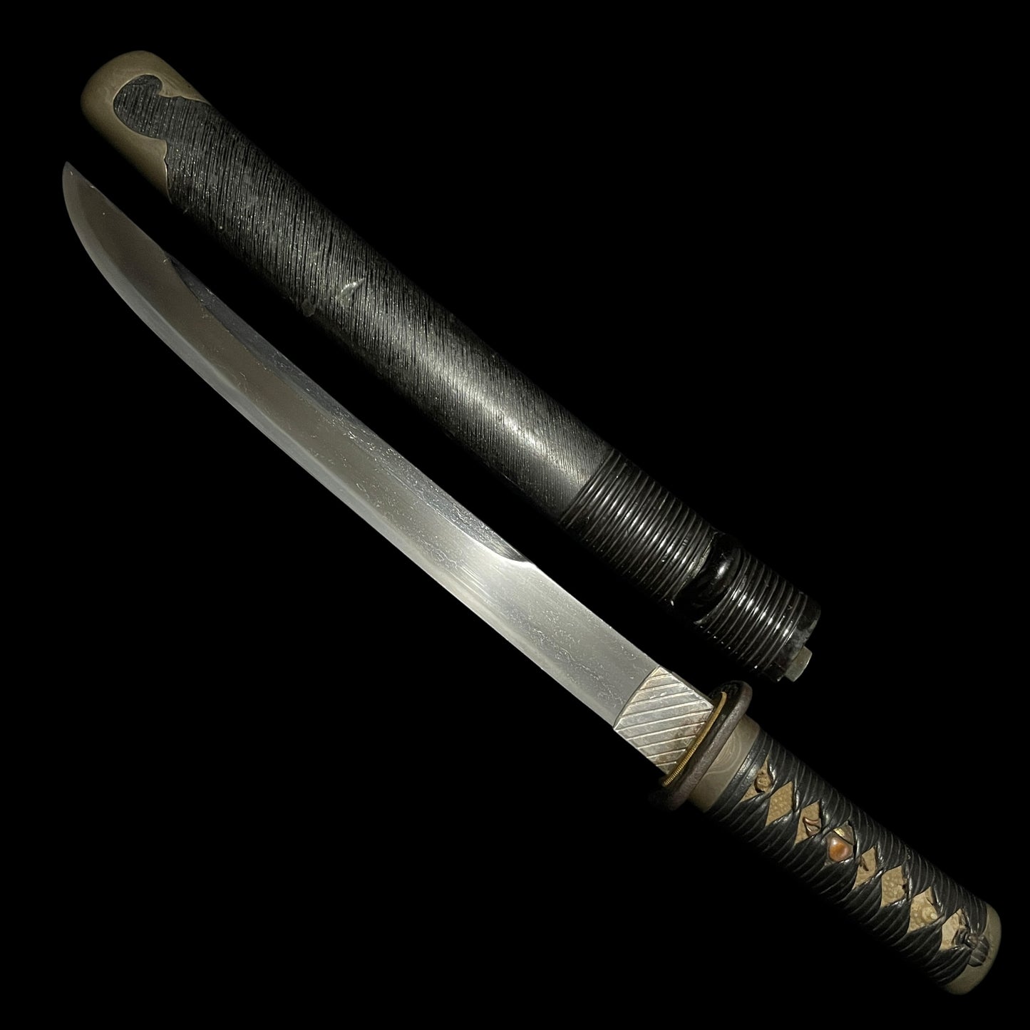 Unokubi-Zukuri 鵜首造, Koshikizami-Saya 腰刻鞘 TANTO, Thick Blade, with Dragon Kozuka