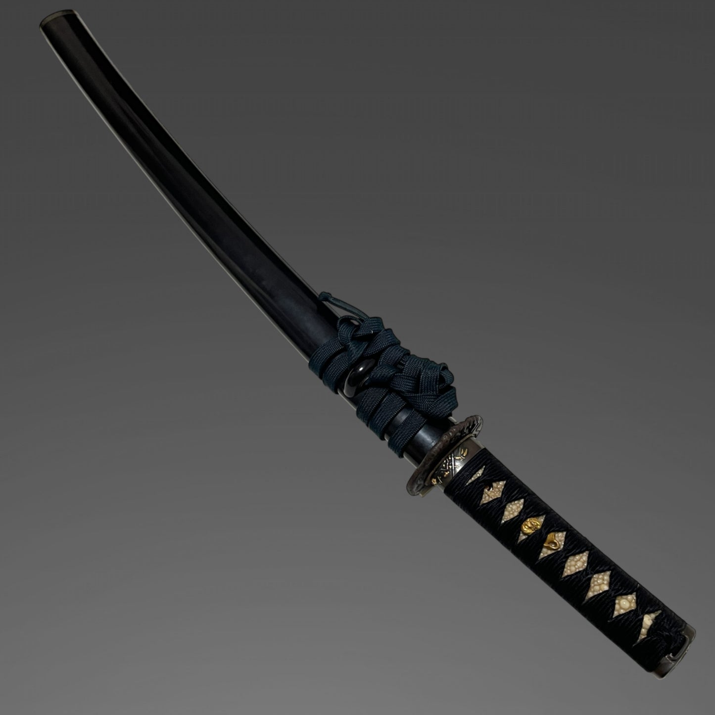 Kawachinokami Kiyofusa 河内守清房 signed WAKIZASHI, Plum Fuchikashira, Masamehada 柾目肌