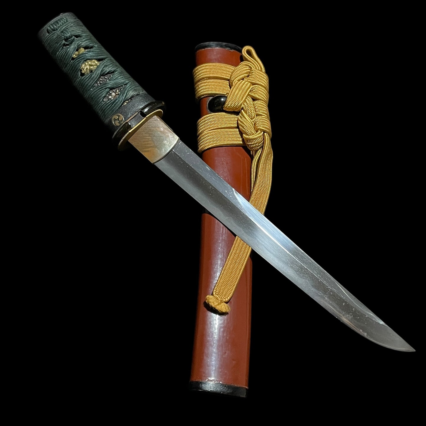Unokubi-Zukuri 鵜首造 Red TANTO, Mitsudomoe 三つ巴 Family crest Fuchikashira, Late Edo