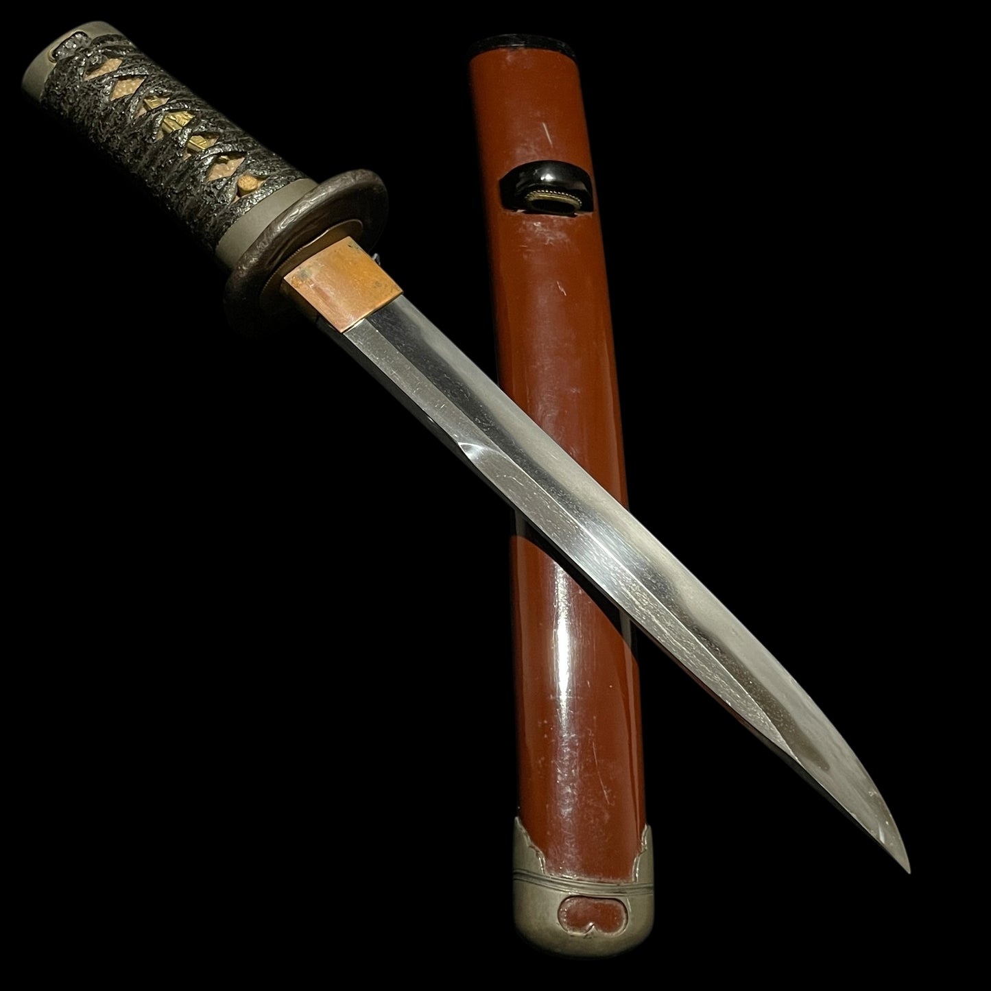 Unokubi-Zukuri Red TANTO, 相州住綱廣 Soshuju Tsunahiro signed, Thick blade, with Kozuka
