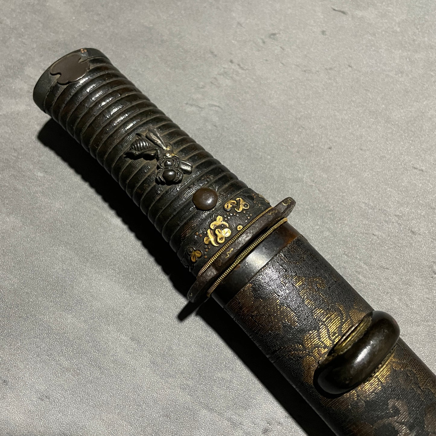 YOROIDOSHI 鎧通 in High-quality Koshirae, Spider and Bee Meuki, with Shirasaya