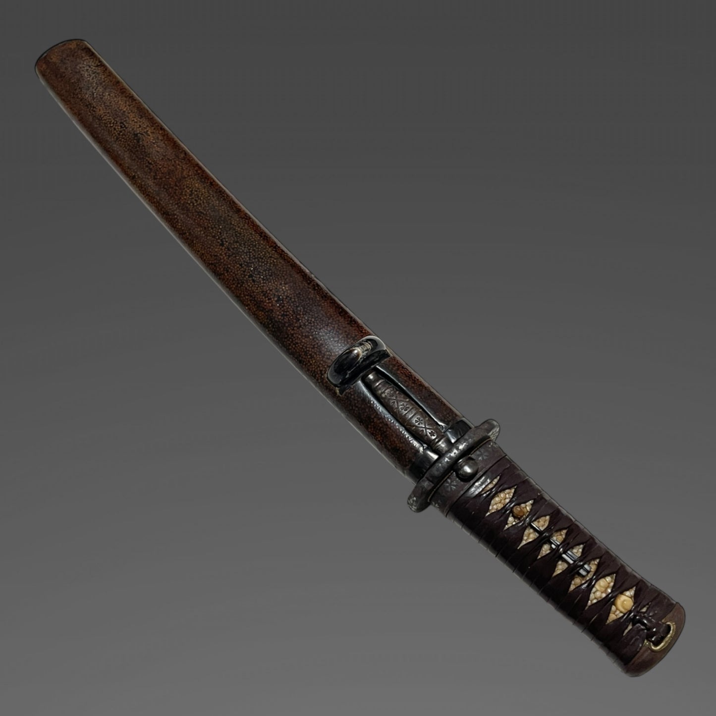 Kawarizukuri 変造り TANTO, with Kozuka Kogai, Natanenurisaya 菜種塗鞘, Edo period signed