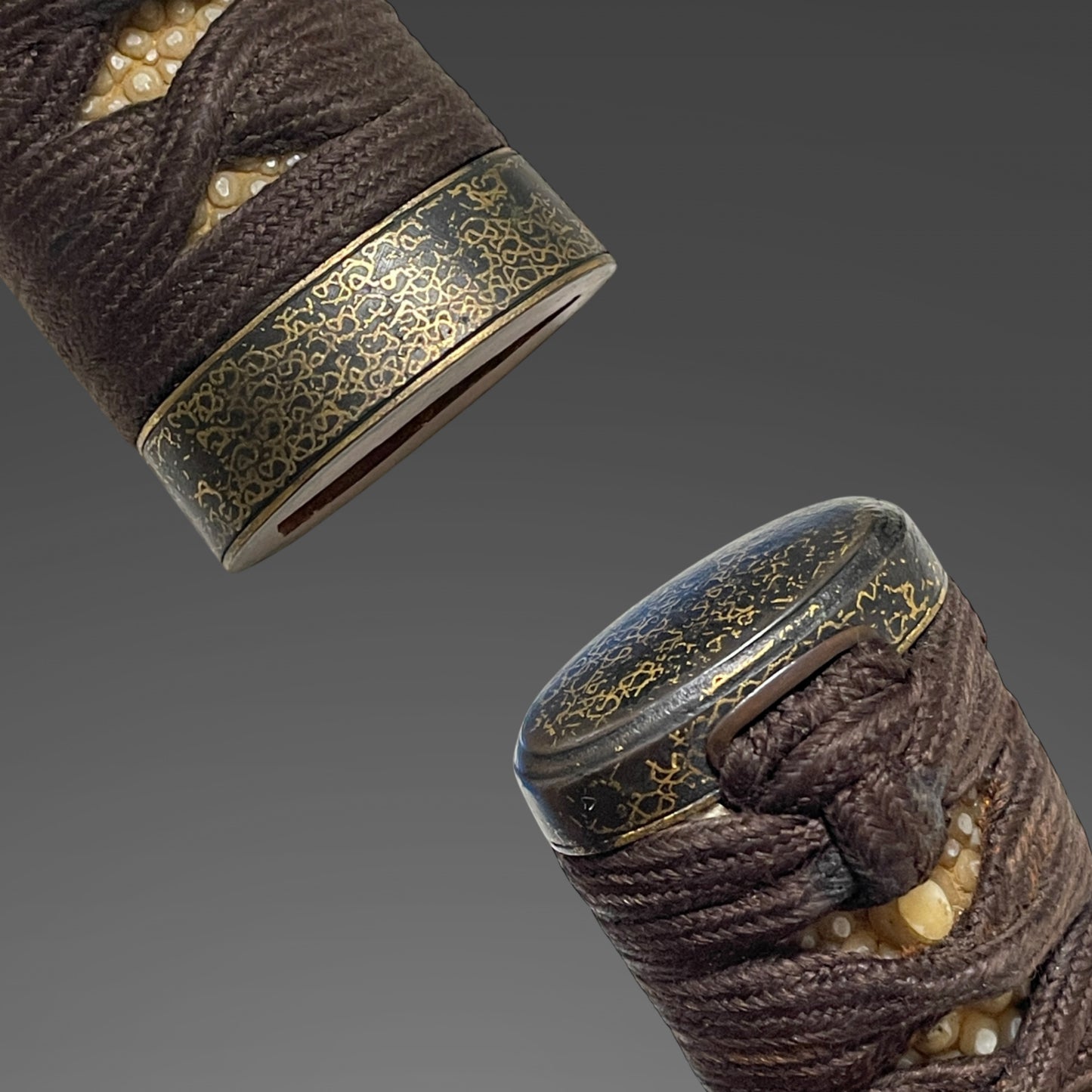 Daruma 達磨 Menuki Sukesada signd Wakizashi, Shigure 時雨 Tsuba, Kaga Fuchikashira