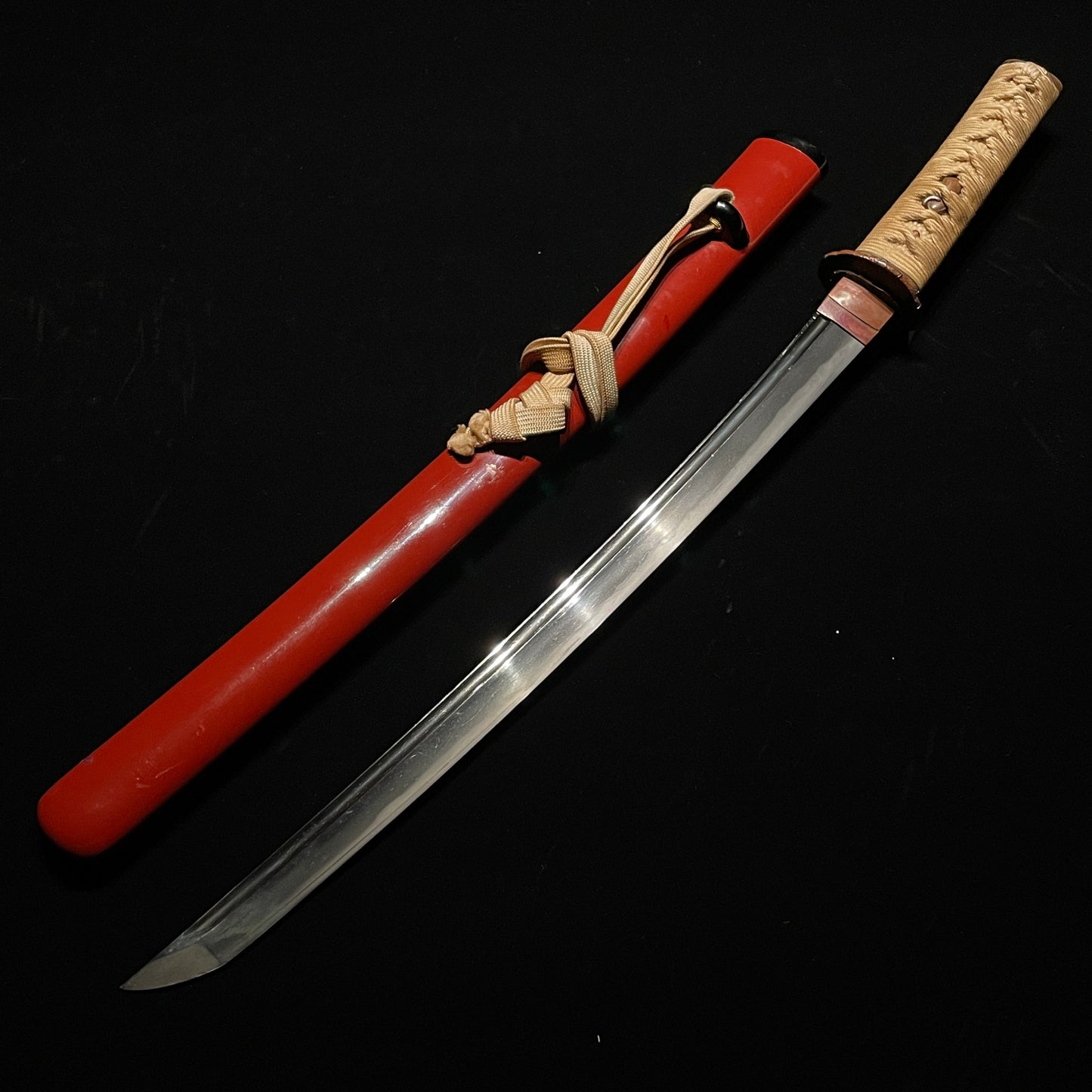 Red Wakizashi with Bras KOZUKA, Musashinokami Nagamichi 武蔵守永道 signed, Edo Period