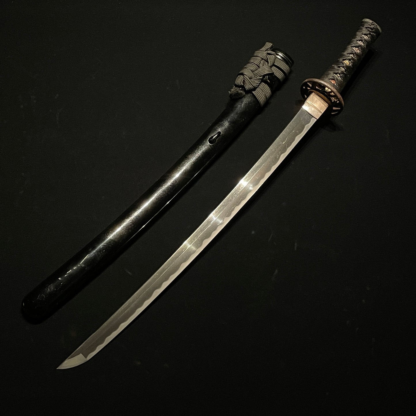 Midareba Wakizashi, Kashuju Fujiwara Ietada Signed, Early Edo period