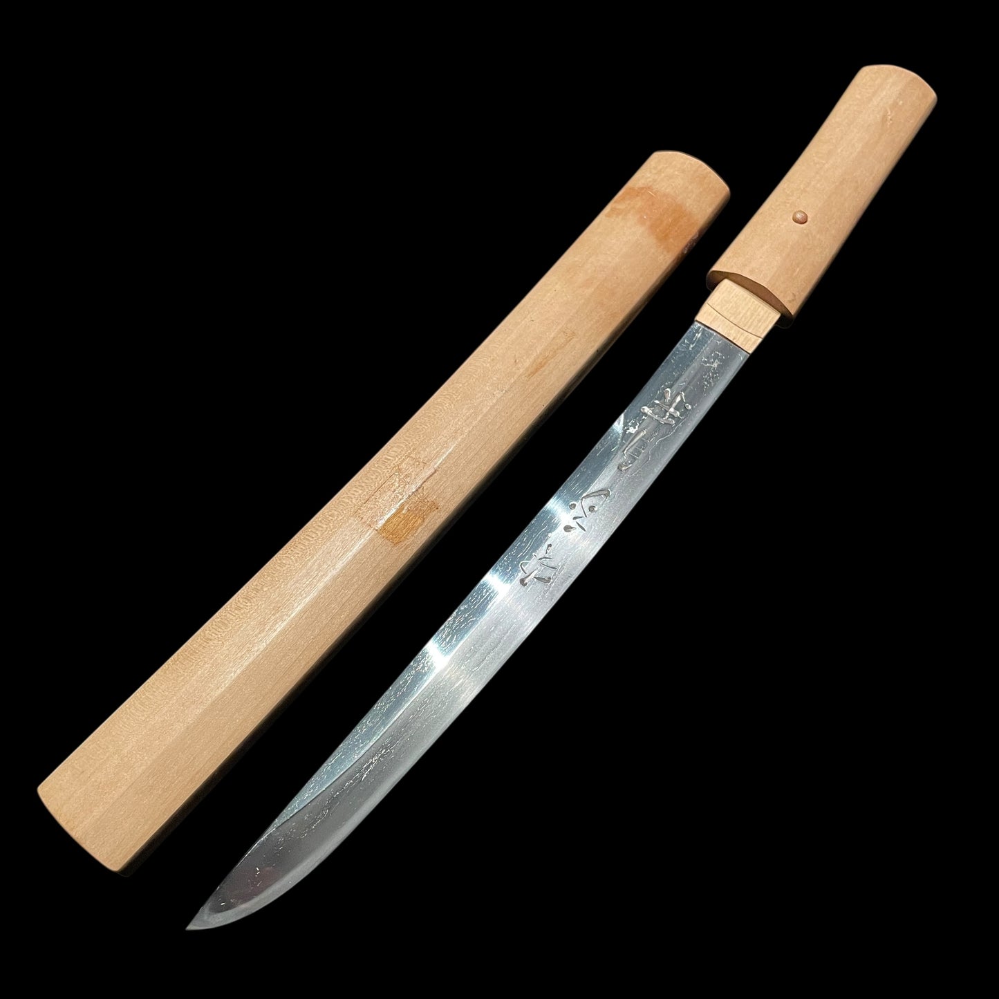 Unokubi-zukuri 鵜首造 TANTO, HORIMONO 刀身彫刻, Yasusada 安貞 signed, Edo period