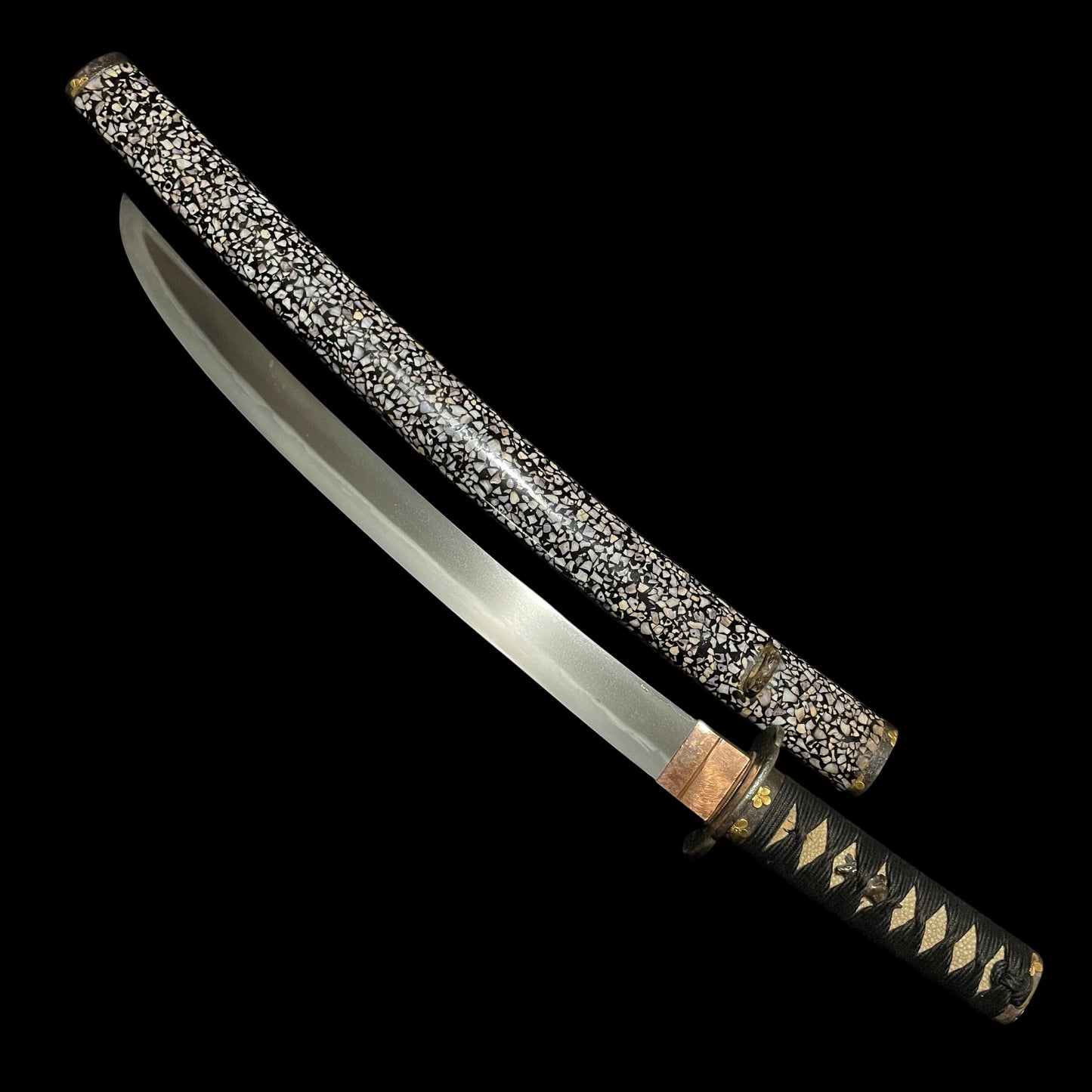 Radensaya 螺鈿鞘 Wide Hirazukuri Wakizashi, Izuminokami Kanesada signed, Plum Fittings
