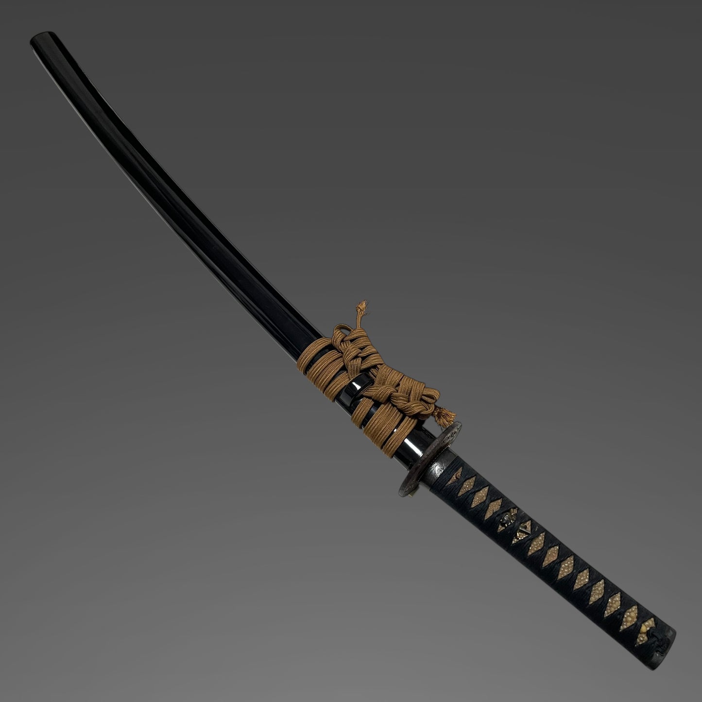 Long Wakizashi, Furukawa Genchin signed Fuchi, Samurai Menuki, Edo period mumei