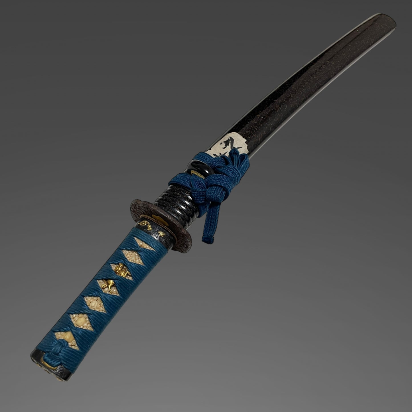 Large Kissaki Wakizashi, Shell Fuchikashira 貝縁頭, Edo period mumei