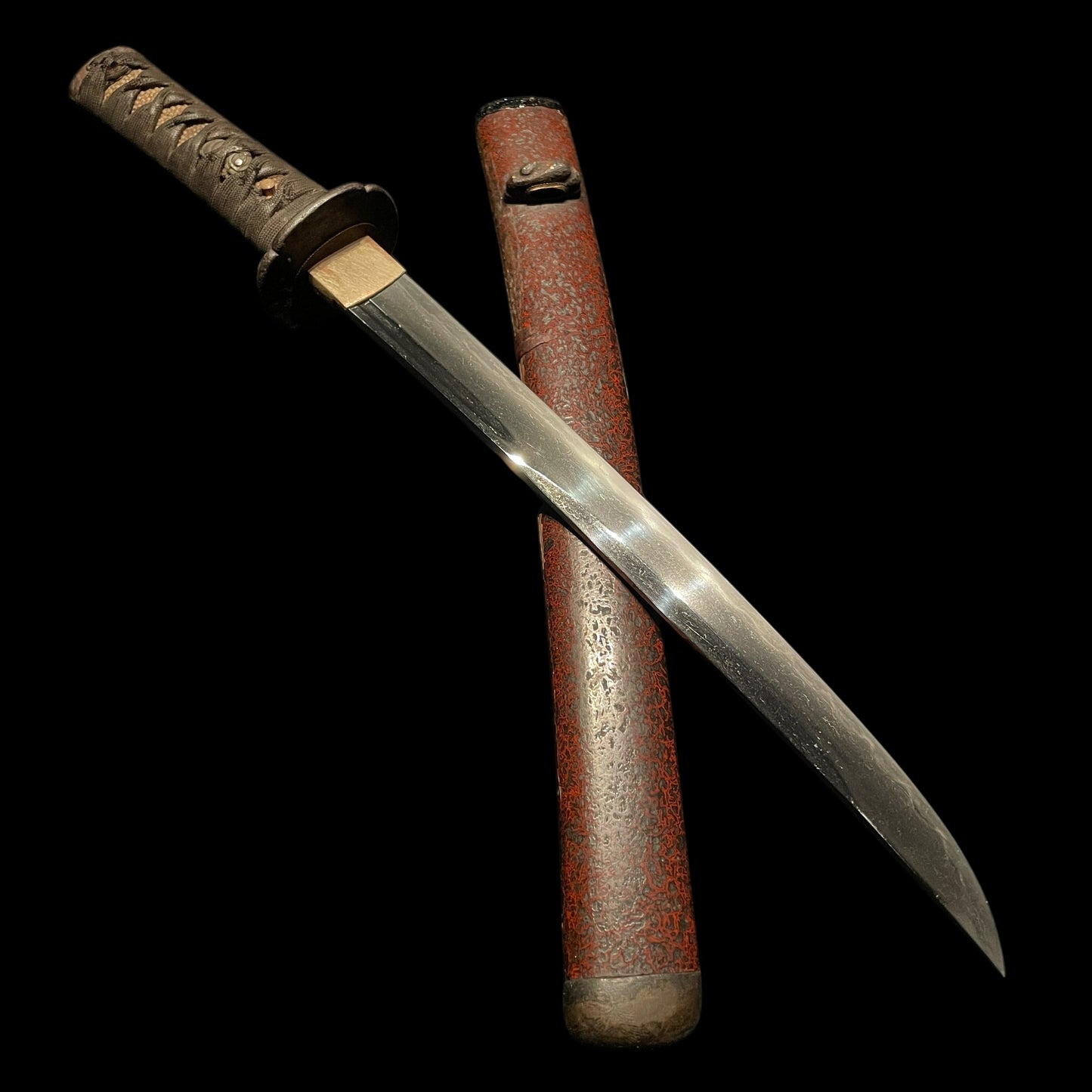 Red Unokubi Tanto, Pine needles Fuchikashira 松葉縁頭, Grasshopper Tsuab 飛蝗鍔