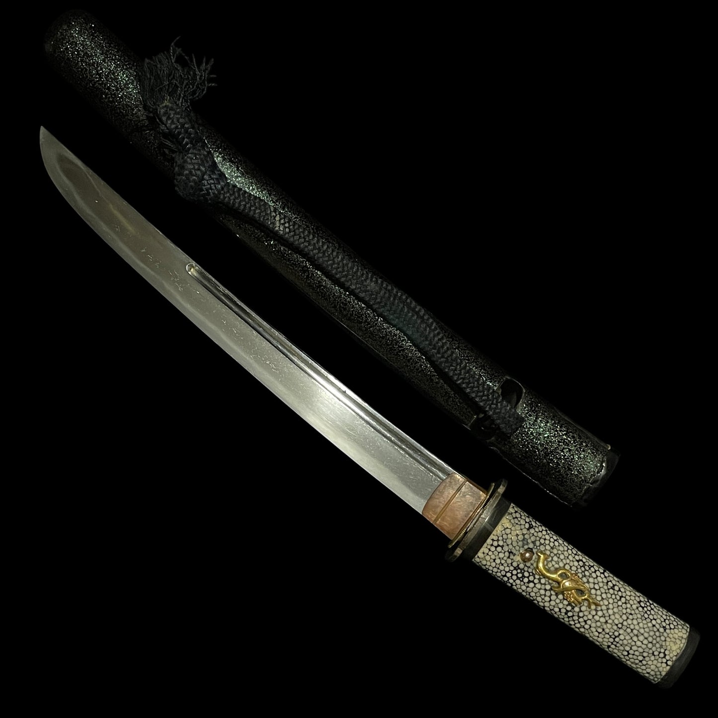 Aogaimijin-Saya 青貝微塵鞘 TANTO,  Bishuosafune Sukesada August 1574 備州長船祐定 天正二年八月日 signed