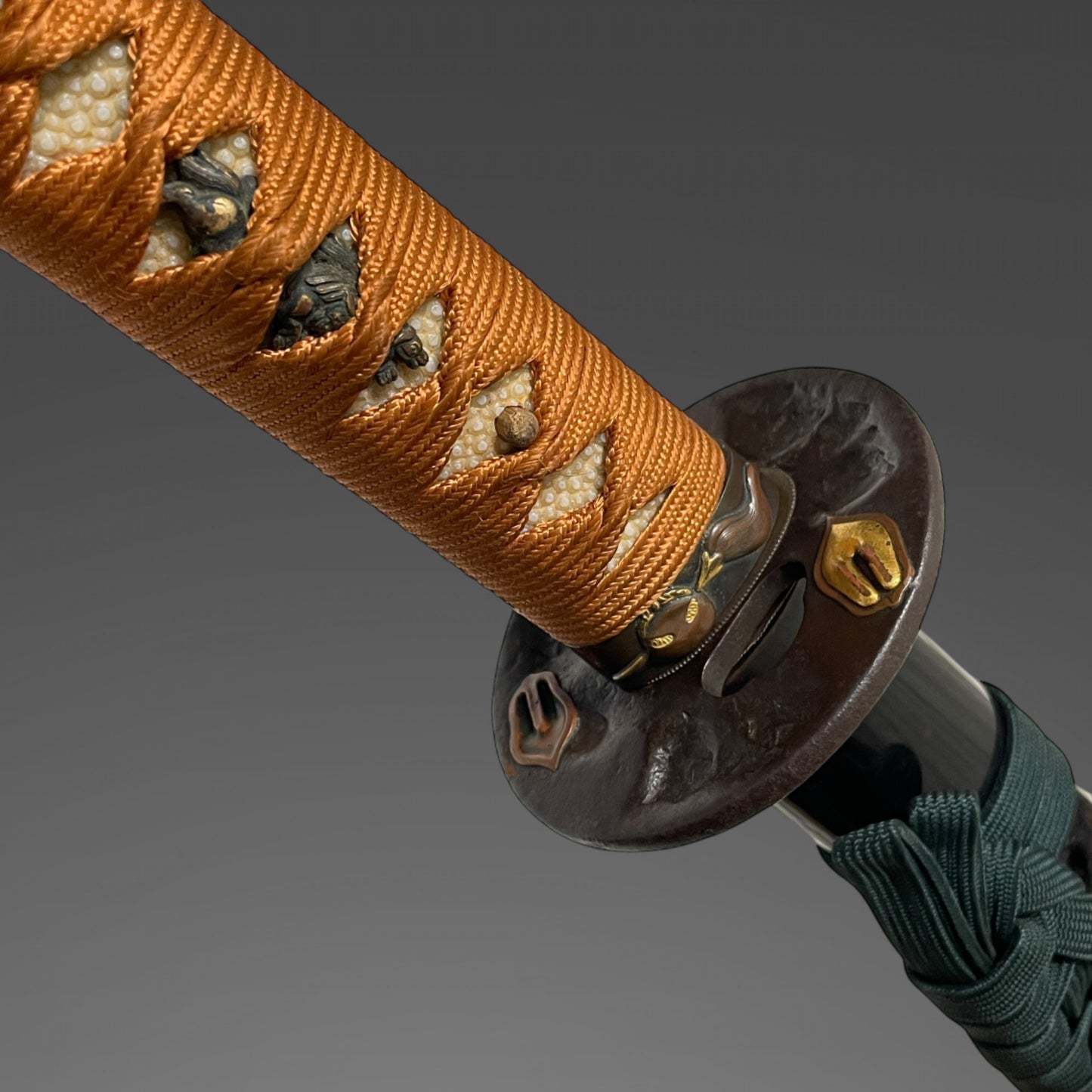 Daruma Fitting KATANA, Shell Tsuba, Gunome-Hamon, Edo period mumei