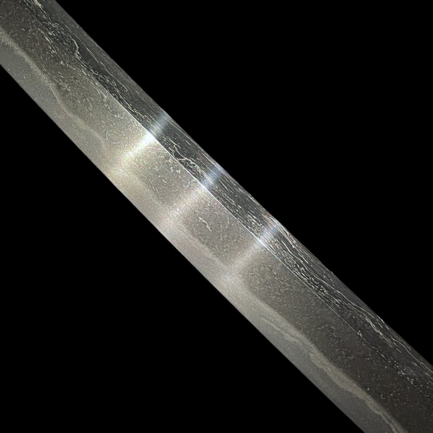 Midareba Short Wakizashi in Shirasaya, Edo period mumei, 395mm (15.55 in.)