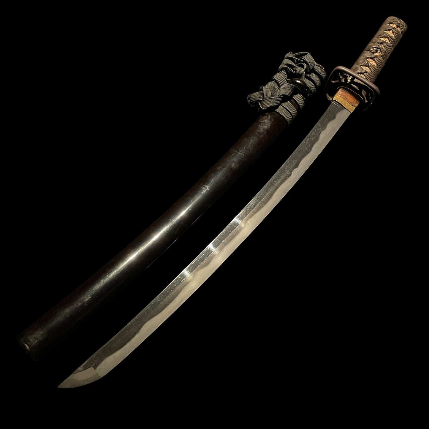 Gunbai-Fuchikashira 軍配縁頭 Wakizashi, Wide Hamon, Edo period mumei