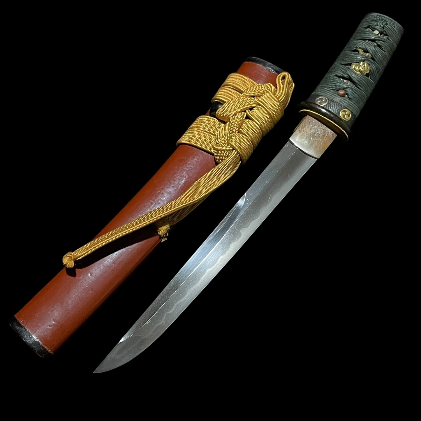 Unokubi-Zukuri 鵜首造 Red TANTO, Mitsudomoe 三つ巴 Family crest Fuchikashira, Late Edo