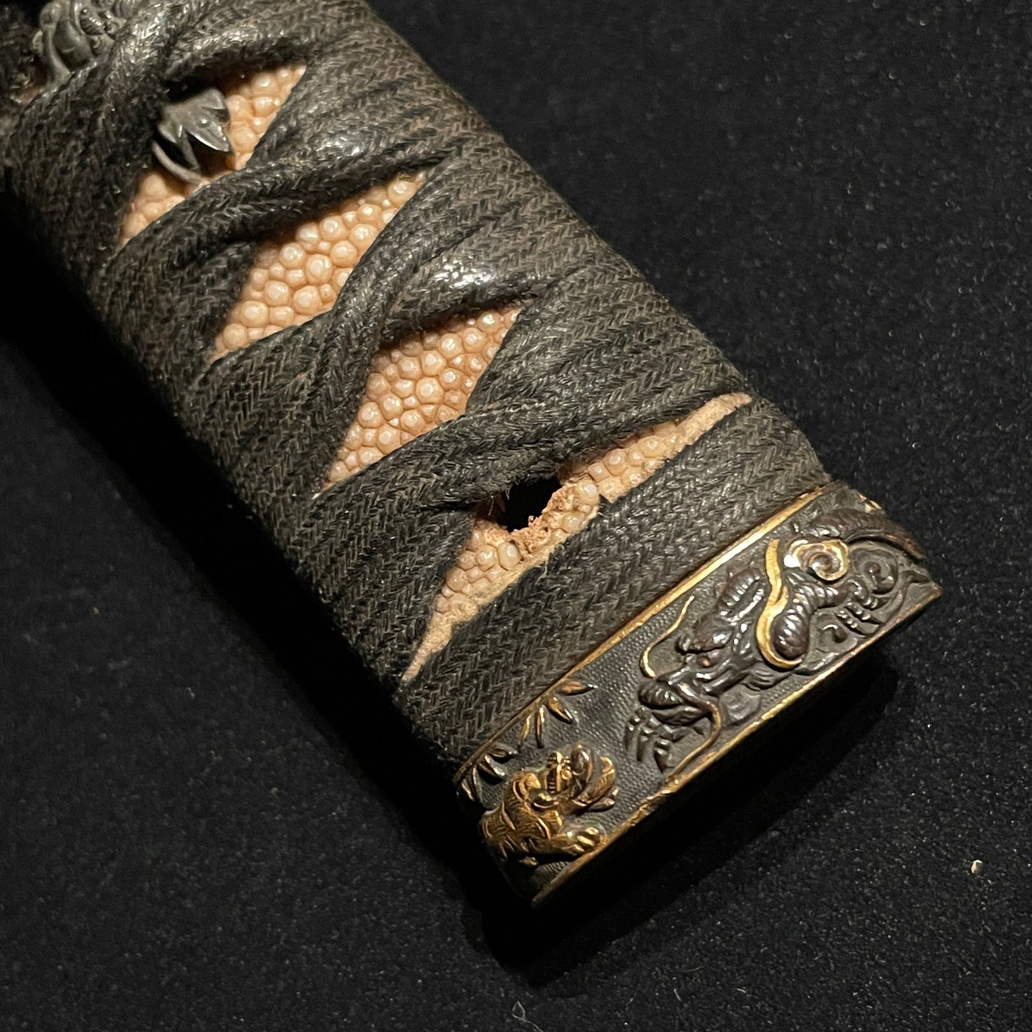 Dragon and Tiger Fuchi 龍虎縁 WAKIZASHI, Botan shishi Menuki 牡丹獅子目貫, Edo period