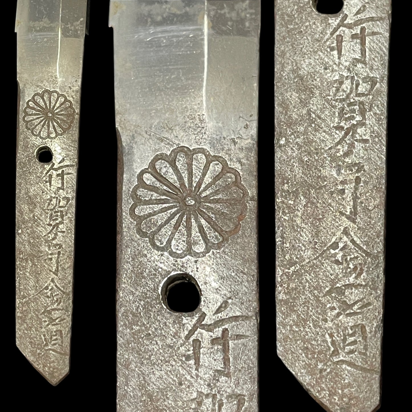 KIKUMON 菊紋, Iganokami Kinmichi 伊賀守金道 signed Wakizashi, Early Edo period