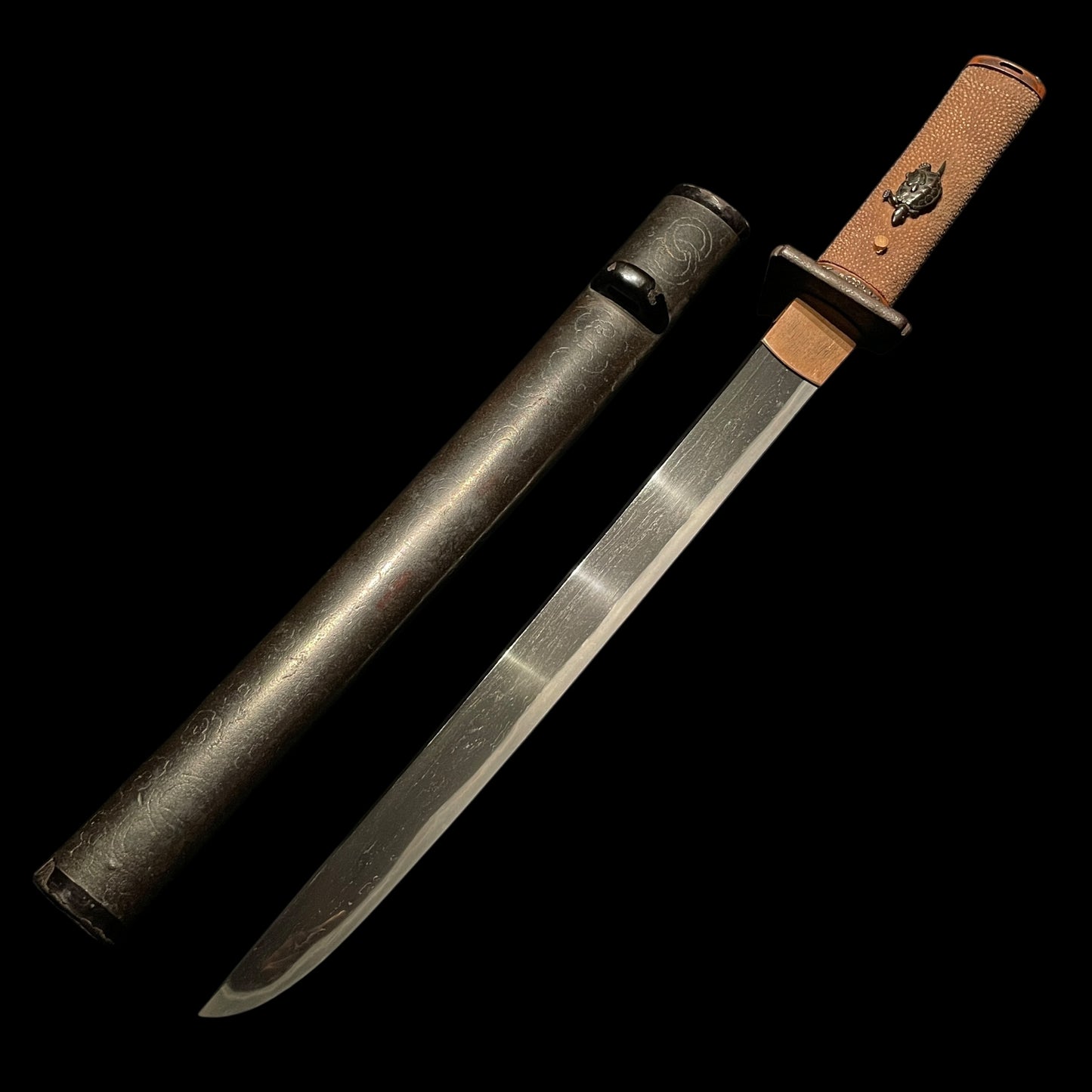 Turtle Menuki Yoroidoshi Tanto, Masamehada 柾目肌 Thick Blade, Edo period mumei