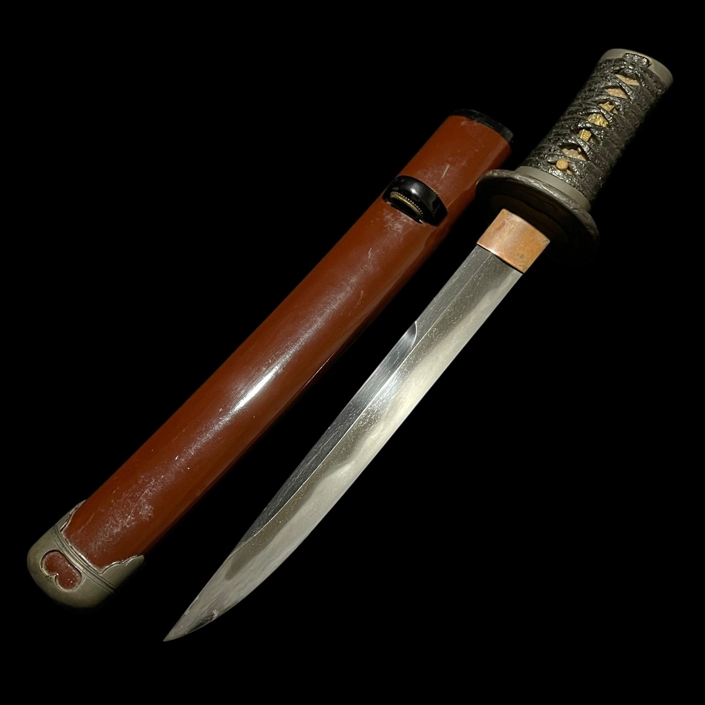 Unokubi-Zukuri Red TANTO, 相州住綱廣 Soshuju Tsunahiro signed, Thick blade, with Kozuka