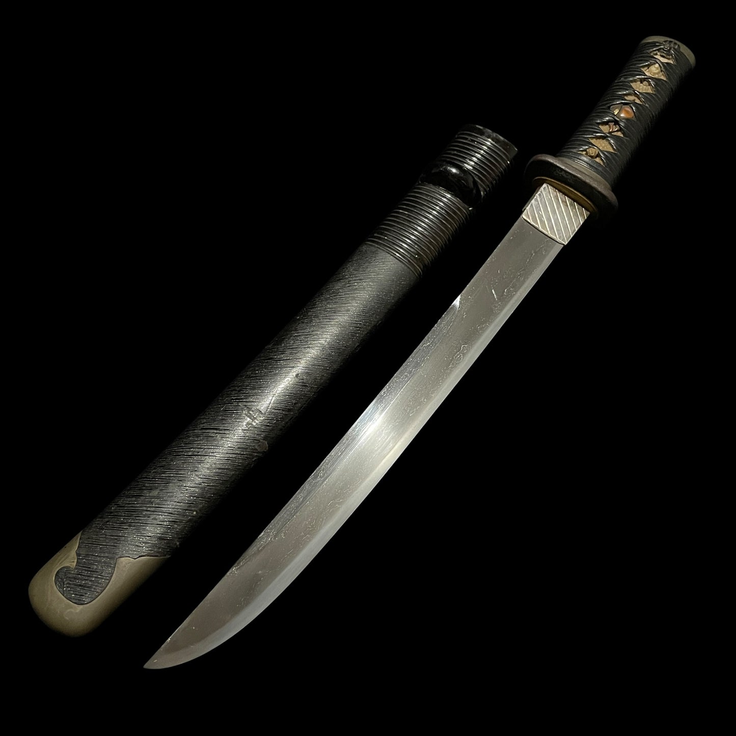 Unokubi-Zukuri 鵜首造, Koshikizami-Saya 腰刻鞘 TANTO, Thick Blade, with Dragon Kozuka