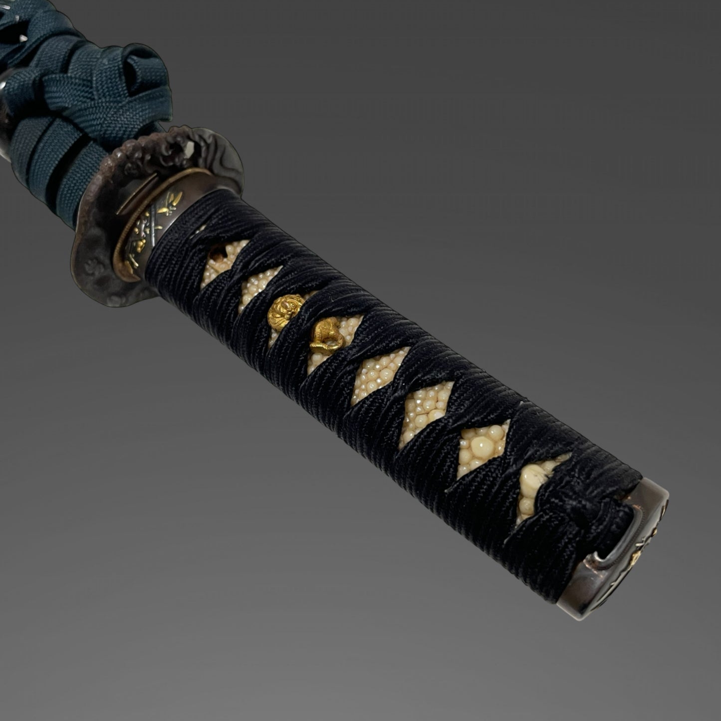 Kawachinokami Kiyofusa 河内守清房 signed WAKIZASHI, Plum Fuchikashira, Masamehada 柾目肌