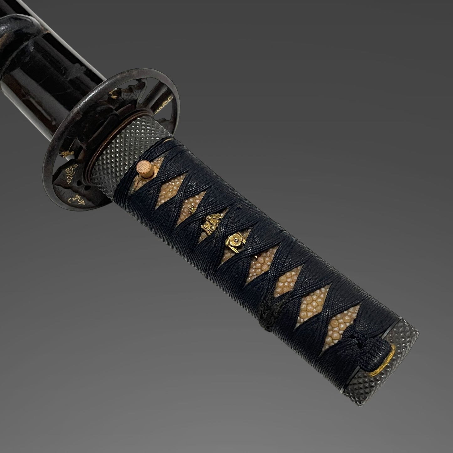 Naginata-Naoshi Zukuri 薙刀直造  Wakizashi, Oninanako Fuchikashira 鬼魚々子縁頭, Edo period