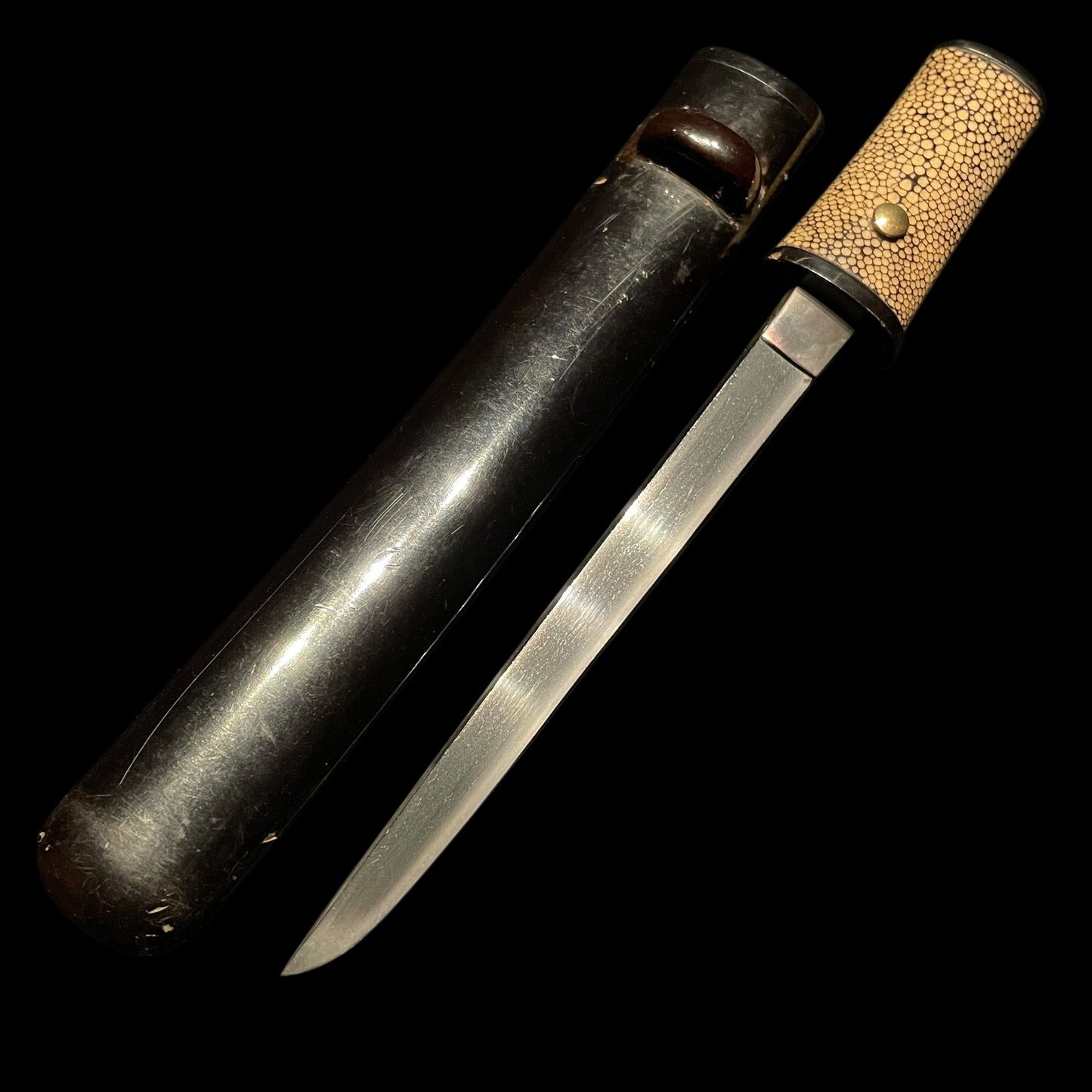 Aikuchi TANTO, Sadamune 貞宗 signed, Masamehada 柾目肌, Muromachi period