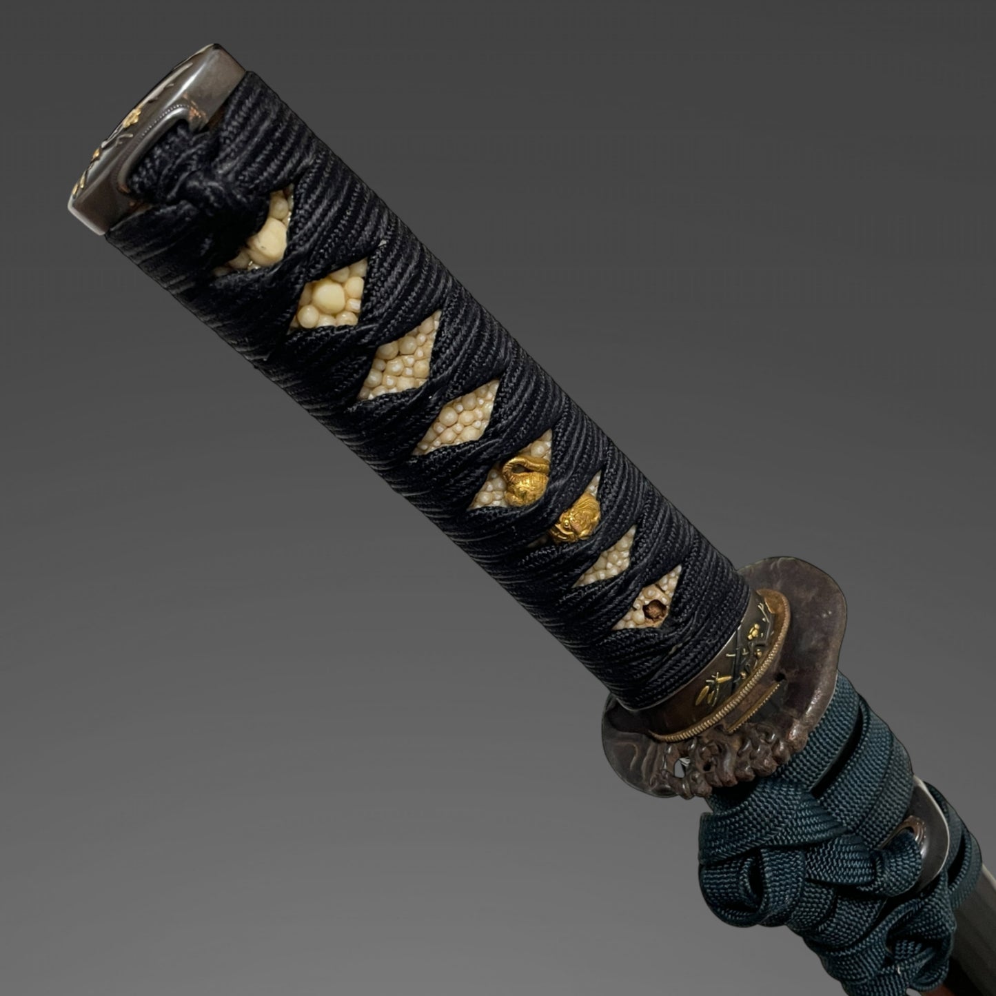 Kawachinokami Kiyofusa 河内守清房 signed WAKIZASHI, Plum Fuchikashira, Masamehada 柾目肌