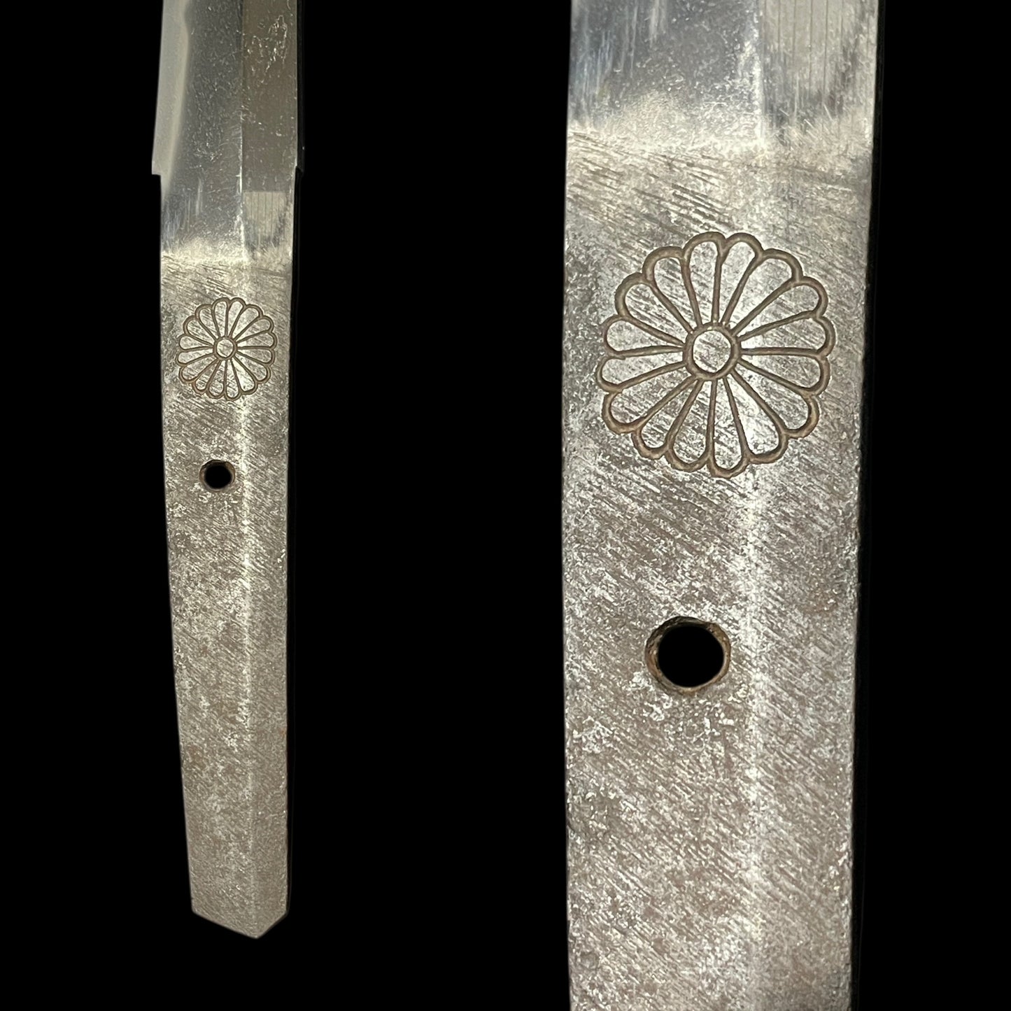 KIKUMON 菊紋 Chrysanthemum crest Long Wakizashi, Wide and Thick blade, Edo period