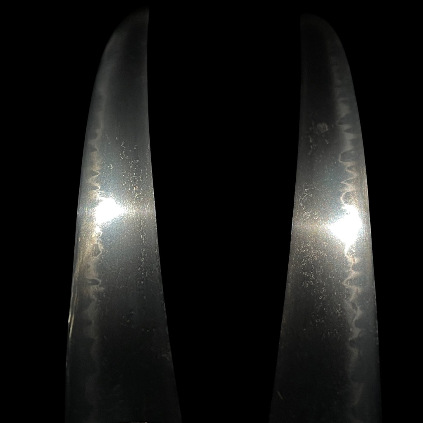 GUNOME-HAMON 互目刃文 TANTO, Kanekiyo 兼清 signed, Muromachi period