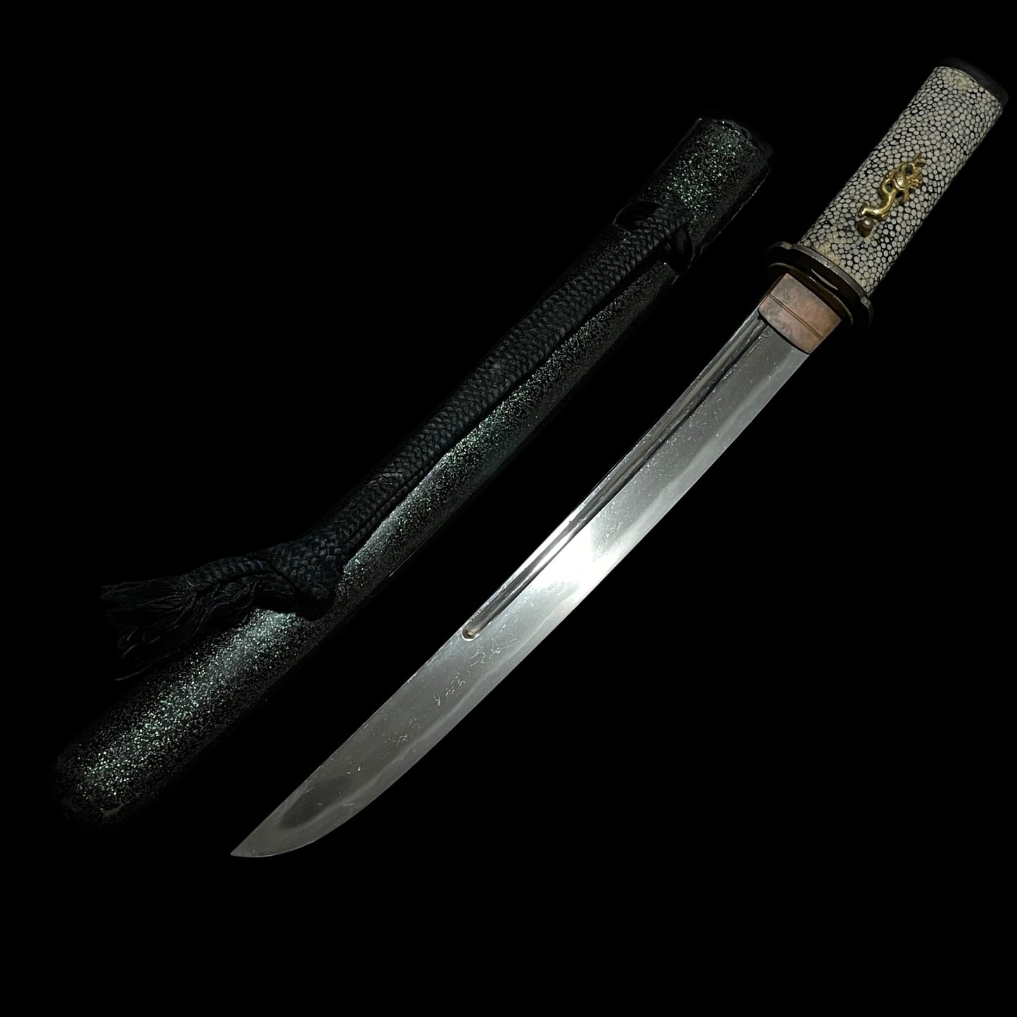 Aogaimijin-Saya 青貝微塵鞘 TANTO,  Bishuosafune Sukesada August 1574 備州長船祐定 天正二年八月日 signed