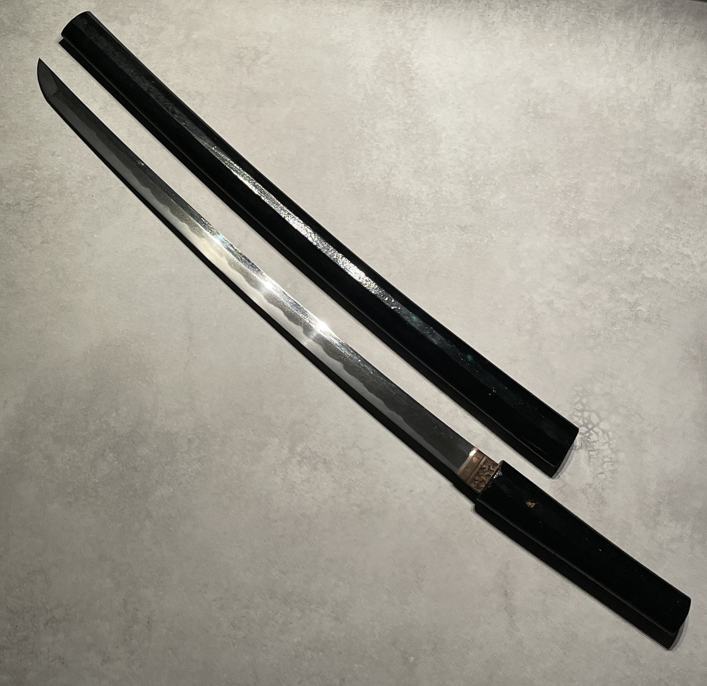 Kawachinokami Kunisuke 河内守藤原国助 signed Long WAKIZASHI in Kurosaya, Edo period