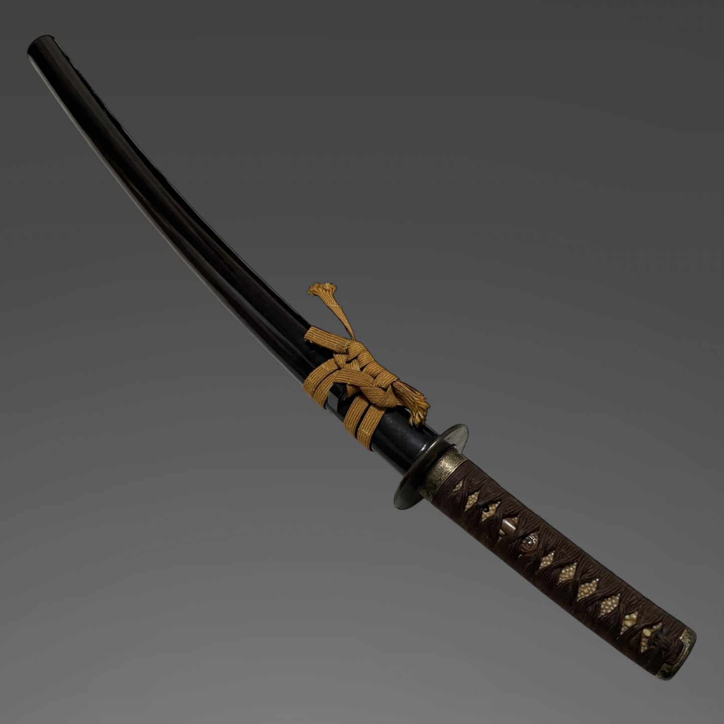 Daruma 達磨 Menuki Sukesada signd Wakizashi, Shigure 時雨 Tsuba, Kaga Fuchikashira