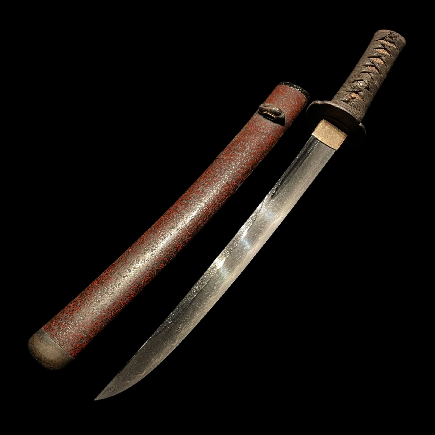 Red Unokubi Tanto, Pine needles Fuchikashira 松葉縁頭, Grasshopper Tsuab 飛蝗鍔