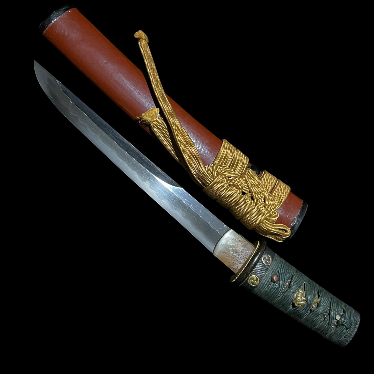 Unokubi-Zukuri 鵜首造 Red TANTO, Mitsudomoe 三つ巴 Family crest Fuchikashira, Late Edo