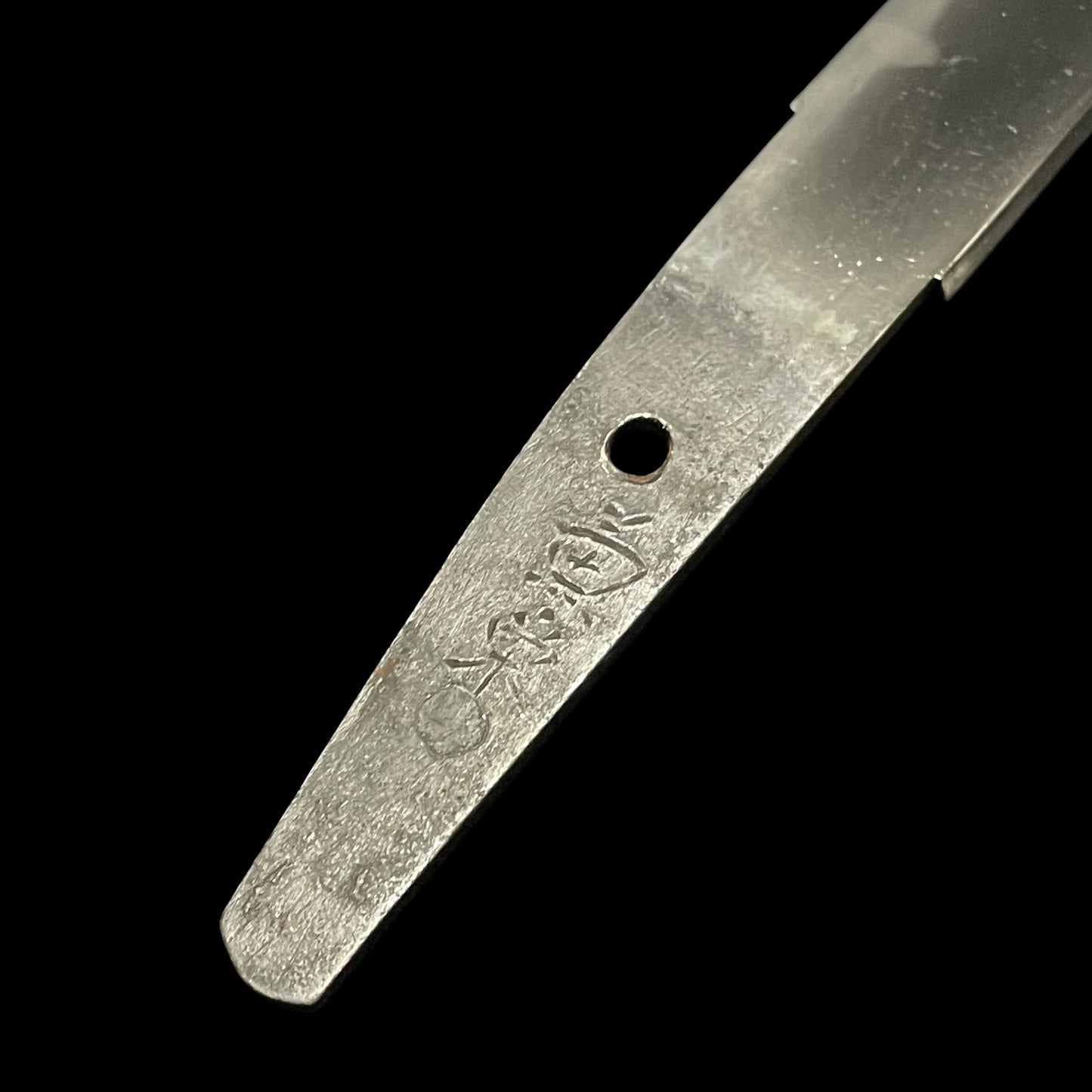 Red Aikuchi Tanto, Kanehide 兼栄 signed, Late Muromachi period, Mino School