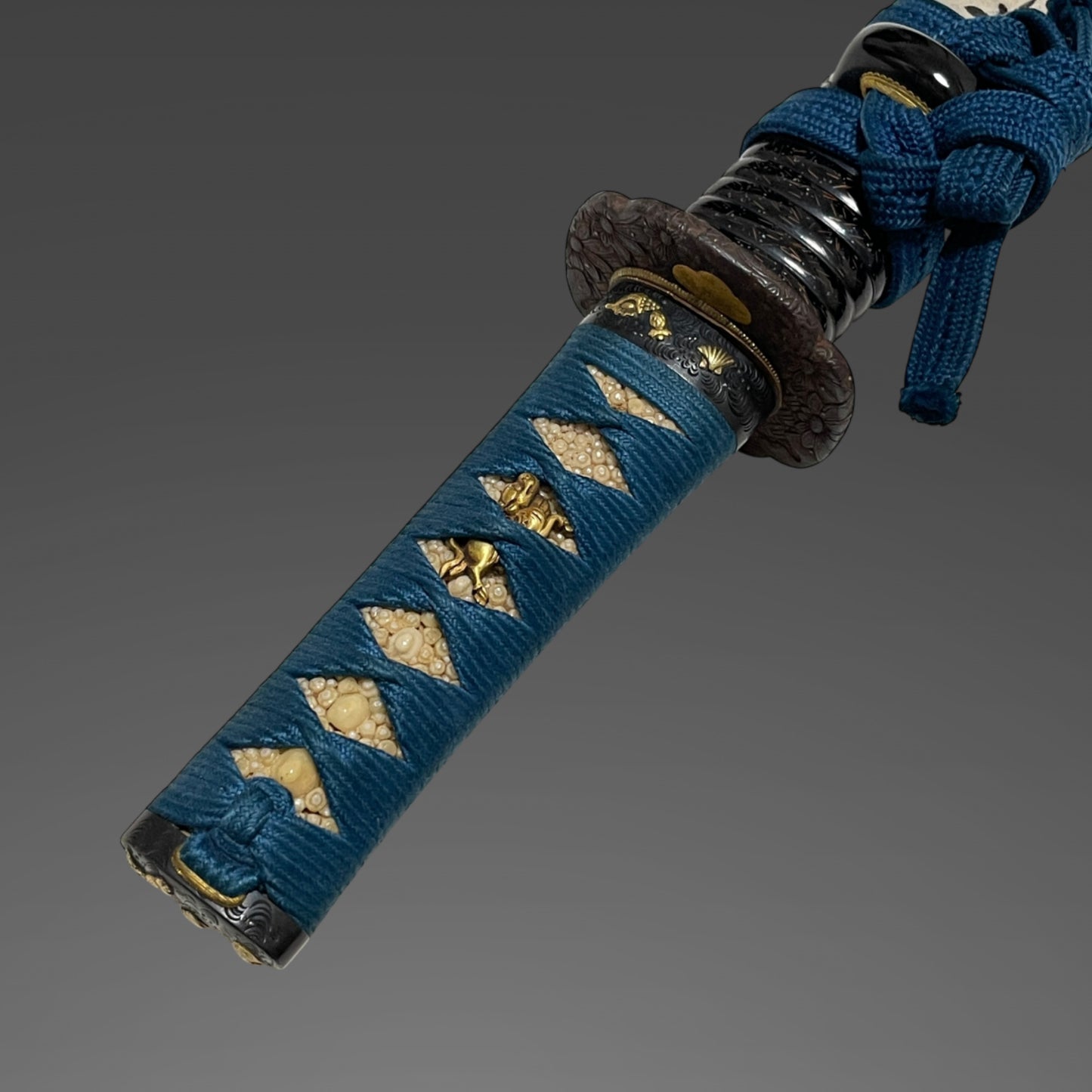 Large Kissaki Wakizashi, Shell Fuchikashira 貝縁頭, Edo period mumei