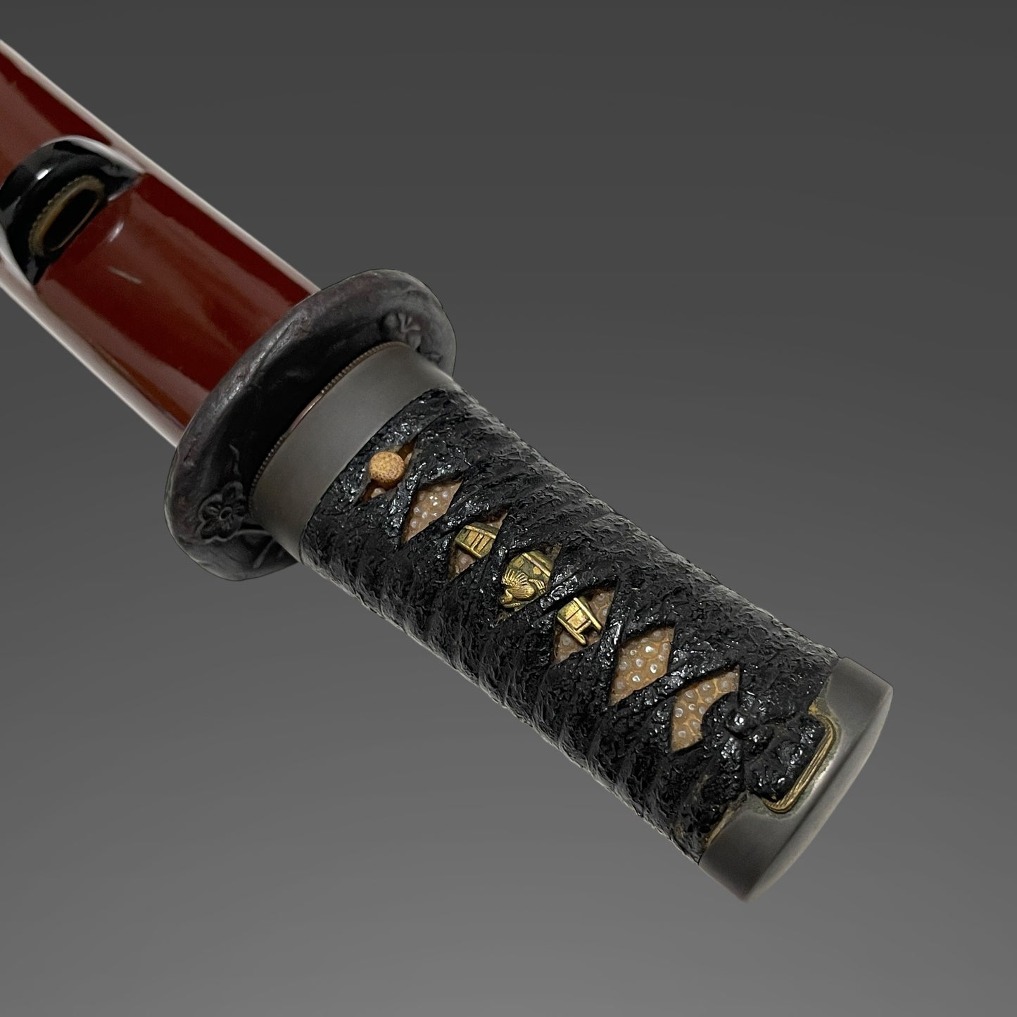 Unokubi-Zukuri Red TANTO, 相州住綱廣 Soshuju Tsunahiro signed, Thick blade, with Kozuka