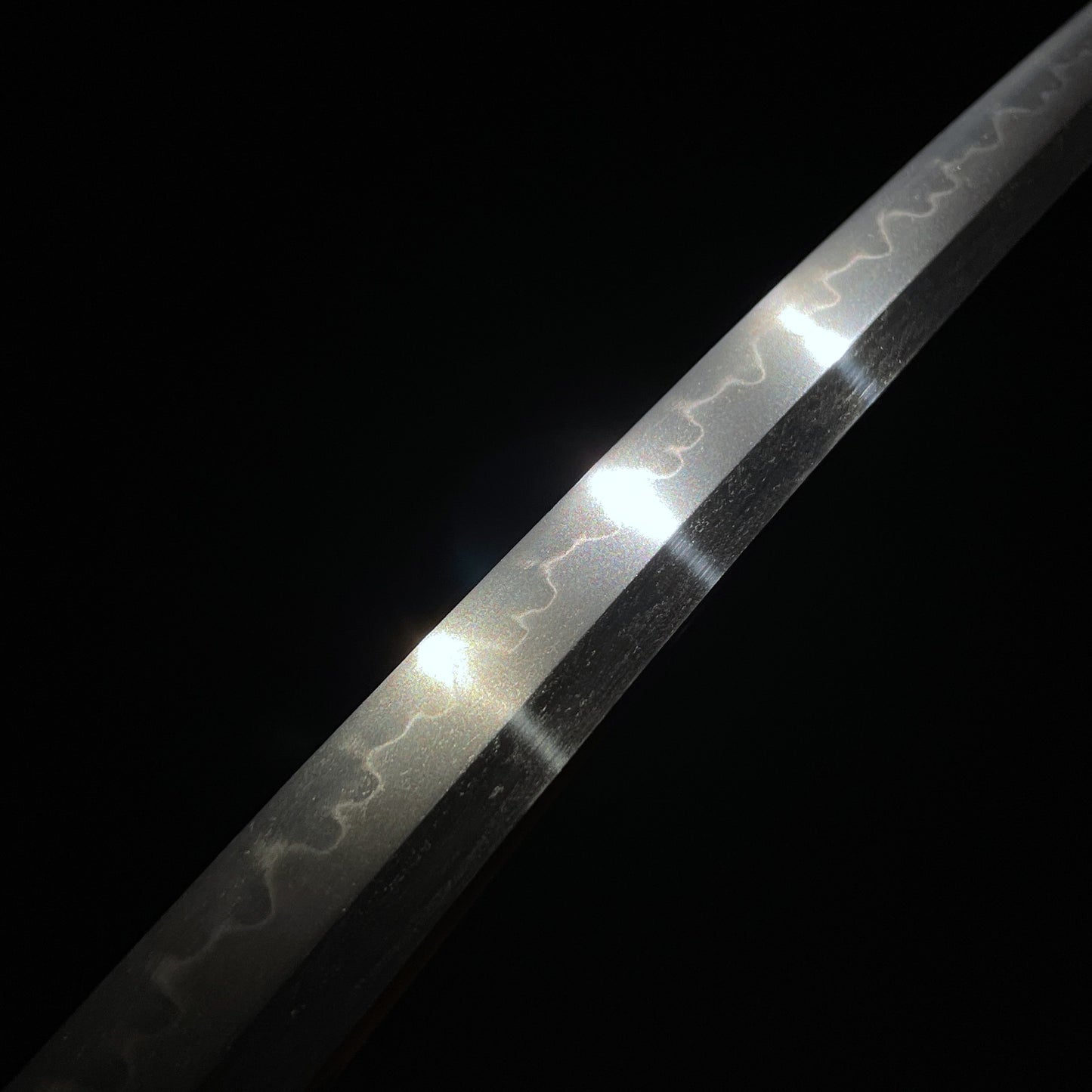 Gunome Hamon 互目刃文 Wakizashi, Kenyoshi 兼吉 signed, KOTO Muromachi period