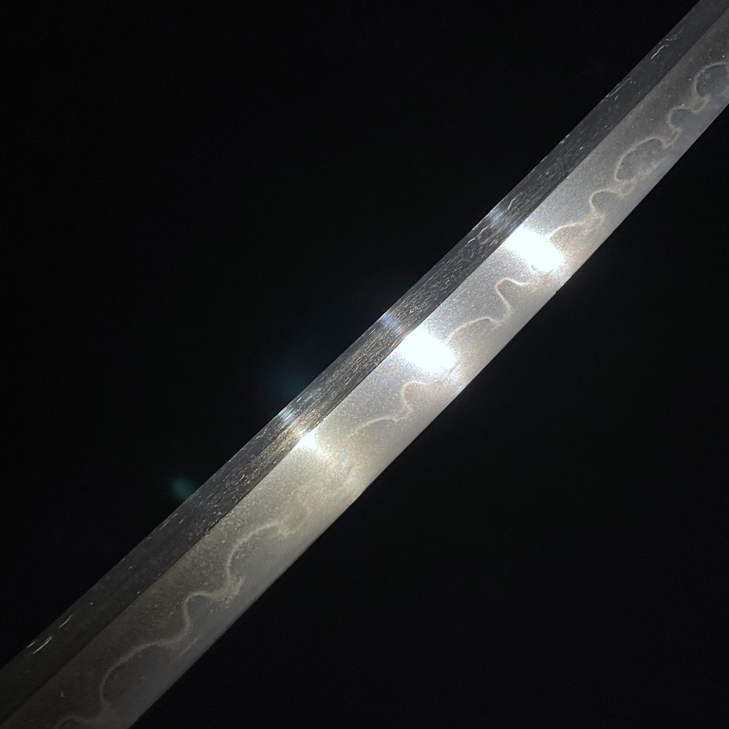 Long Wakizashi Oogunome 大互目 Hamon, Edo period mumei, 564mm (22.20 in.)