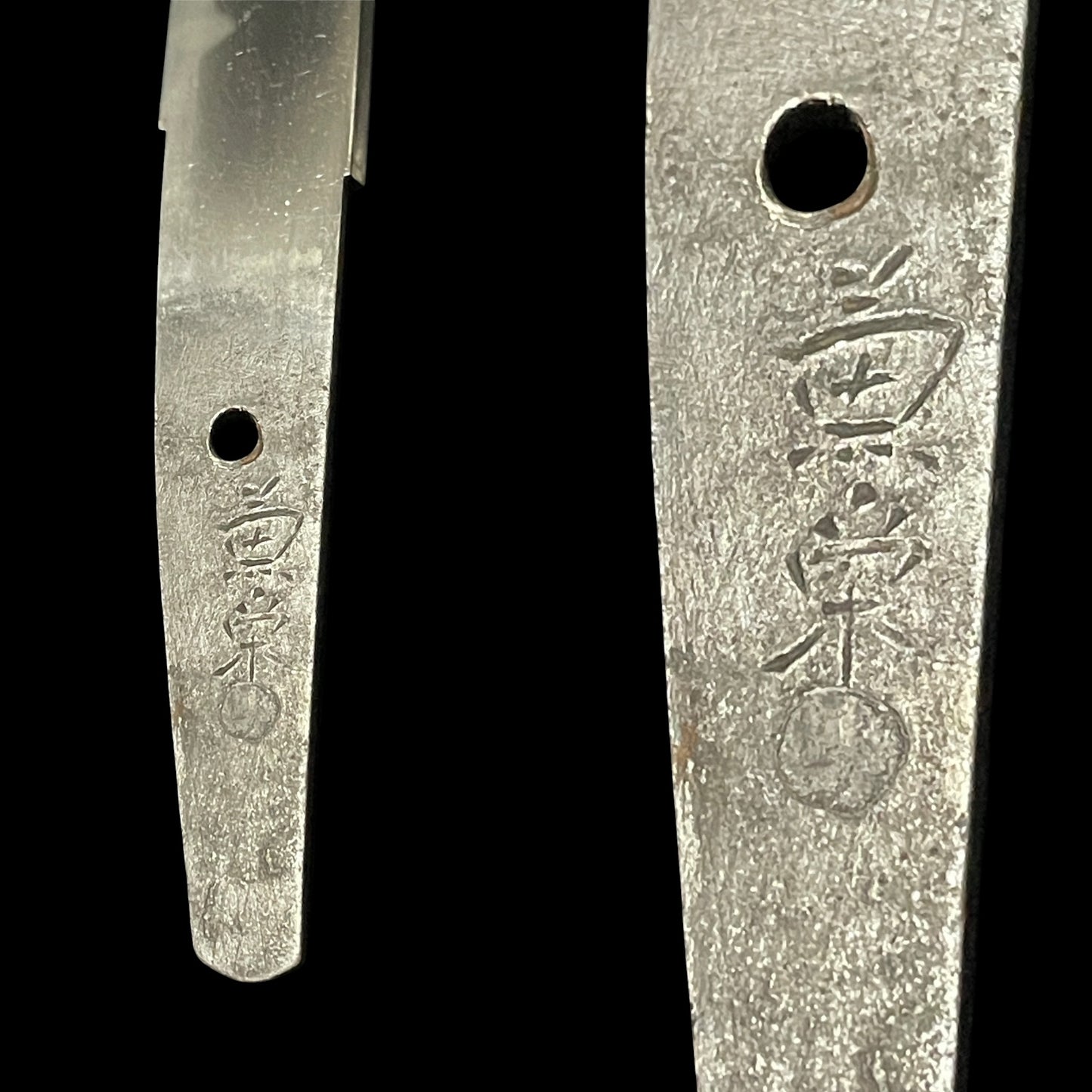 Red Aikuchi Tanto, Kanehide 兼栄 signed, Late Muromachi period, Mino School