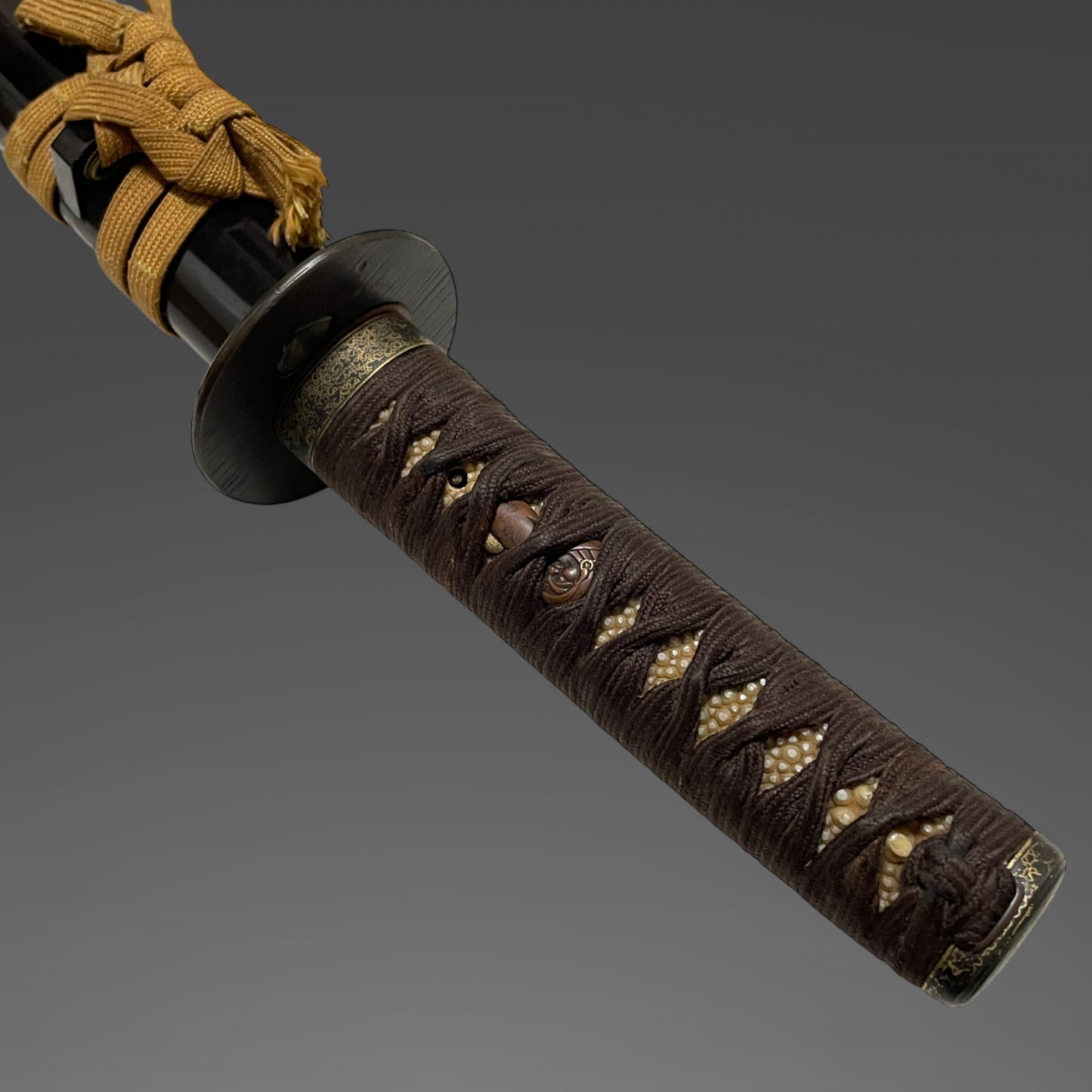 Daruma 達磨 Menuki Sukesada signd Wakizashi, Shigure 時雨 Tsuba, Kaga Fuchikashira