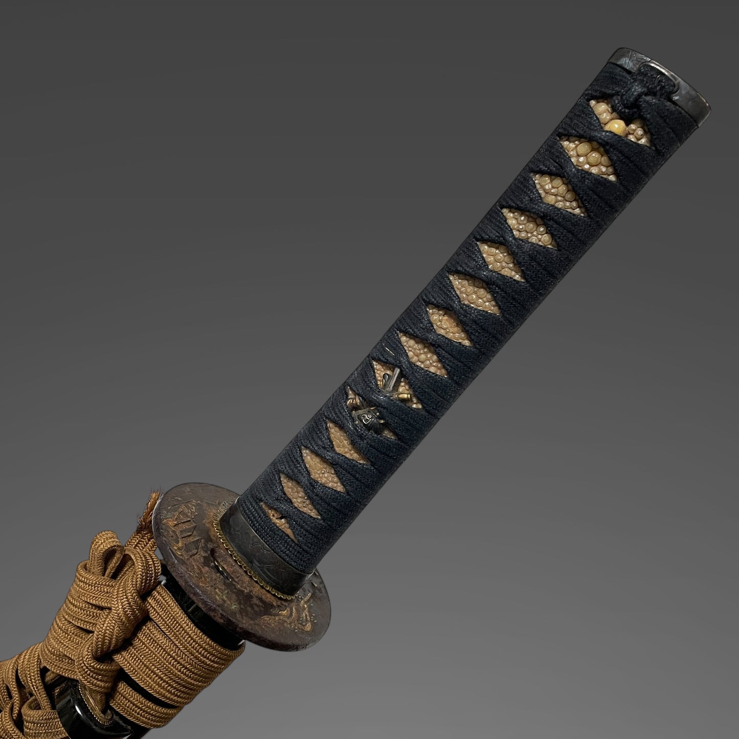 Long Wakizashi, Furukawa Genchin signed Fuchi, Samurai Menuki, Edo period mumei