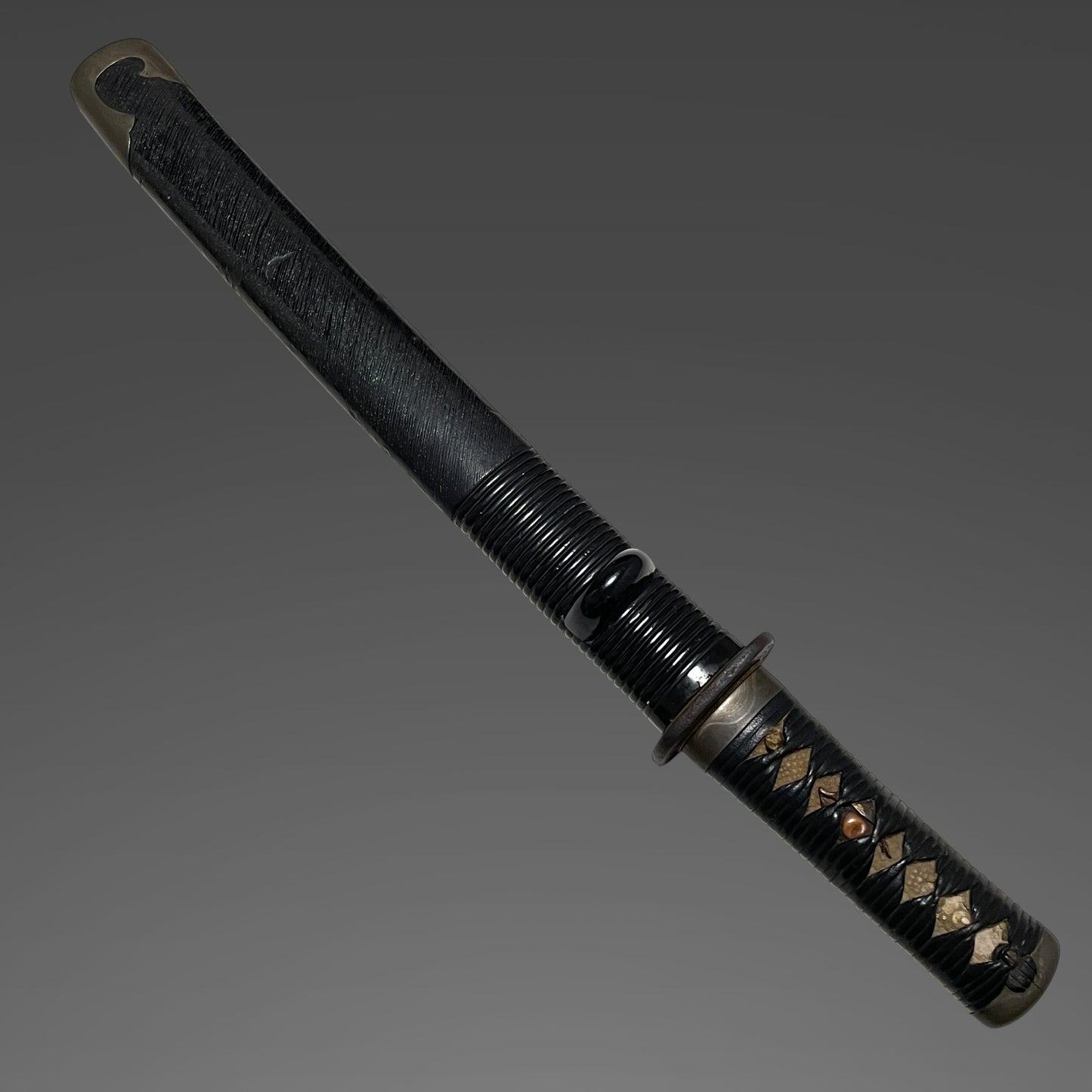 Unokubi-Zukuri 鵜首造, Koshikizami-Saya 腰刻鞘 TANTO, Thick Blade, with Dragon Kozuka