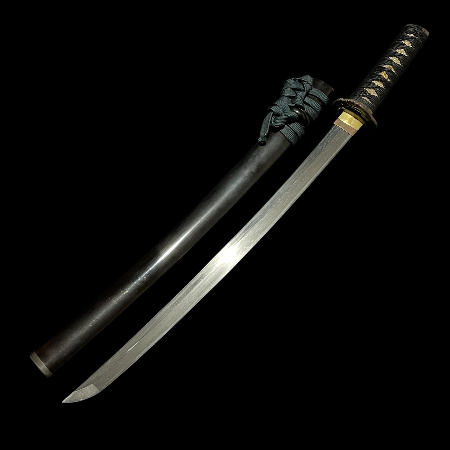 Kawachinokami Kiyofusa 河内守清房 signed WAKIZASHI, Plum Fuchikashira, Masamehada 柾目肌