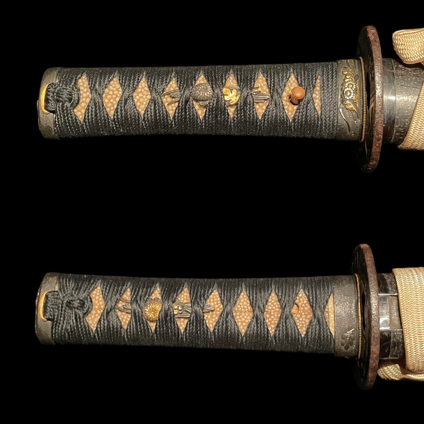 Short Wakizashi Flower Fuchikashira and Menuki, Edo period mumei